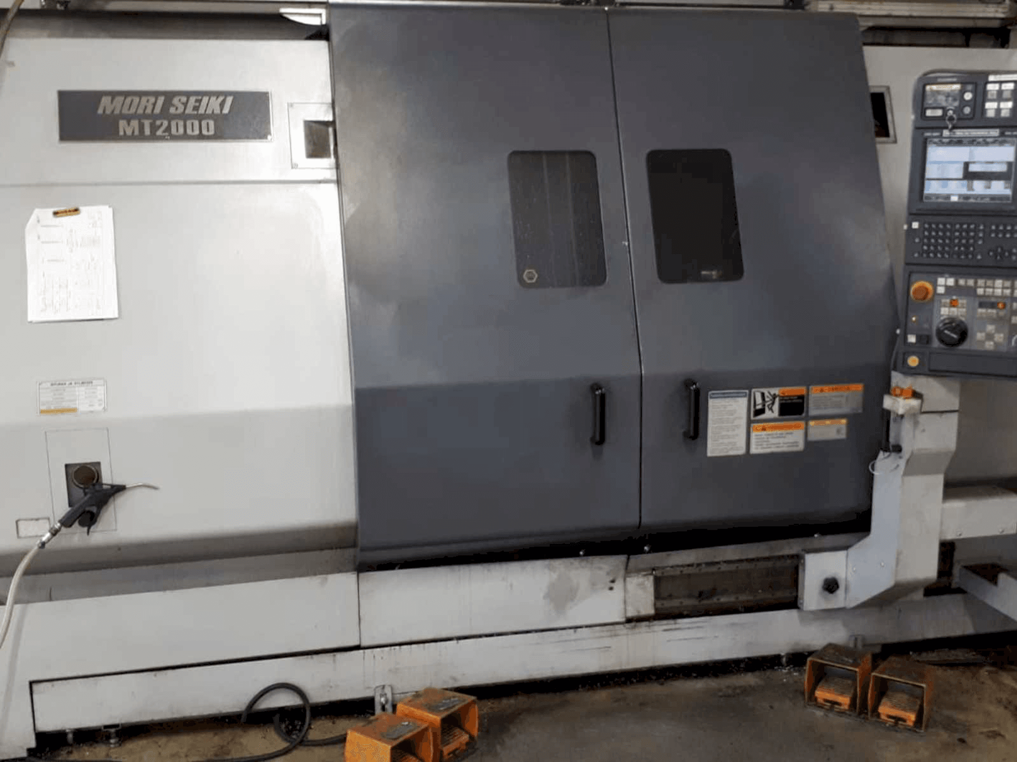 Frontansicht der MORI SEIKI MT 2000 SZ Maschine