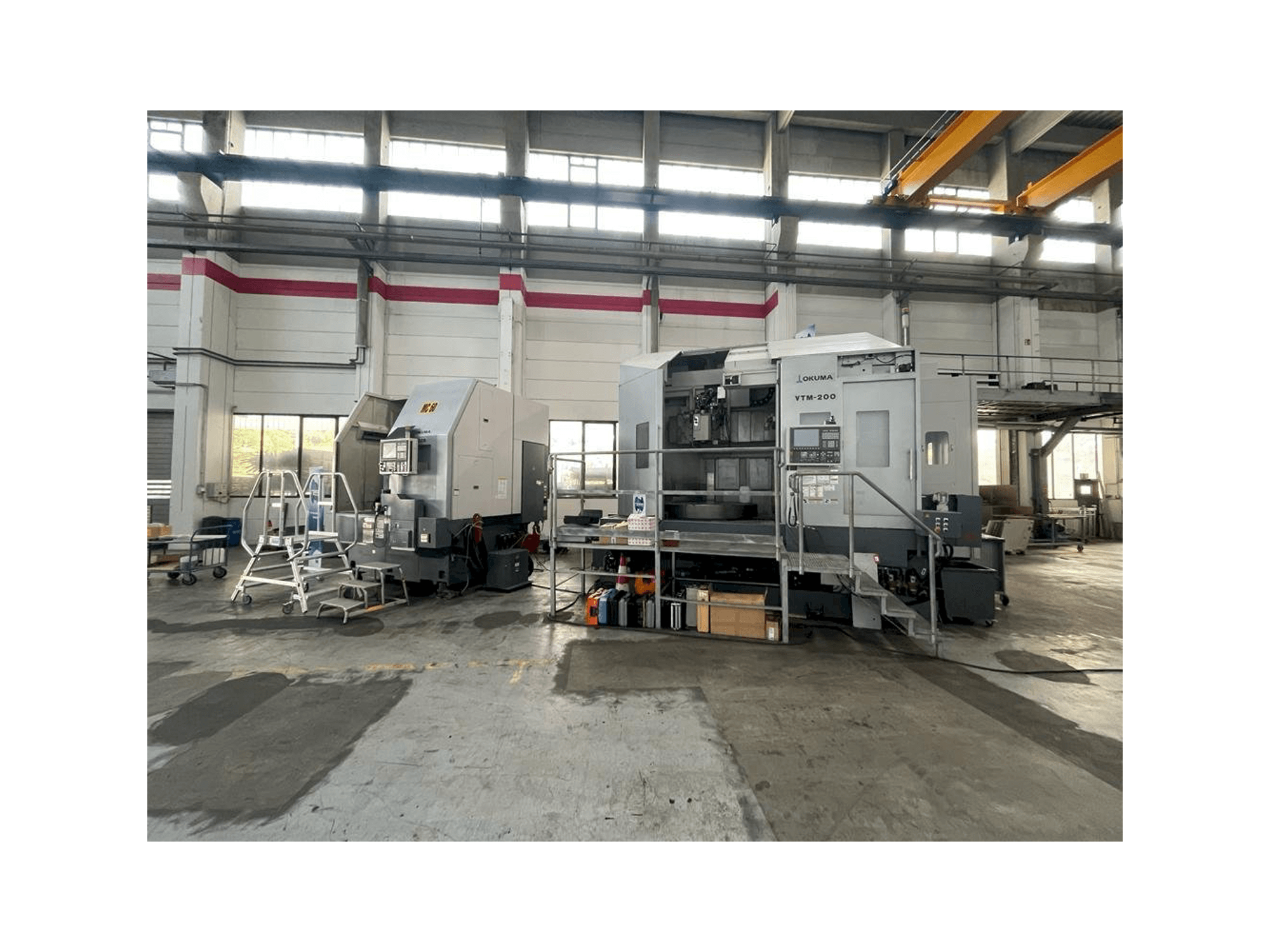 Frontansicht der Okuma VTM-200 1ST Maschine