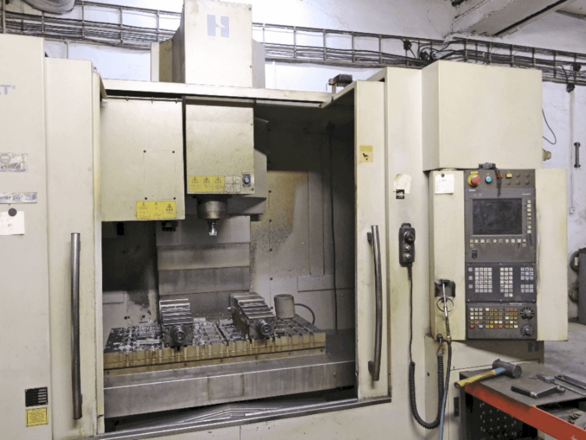 Frontansicht der HARDINGE Bridgeport VMC 1000 Maschine
