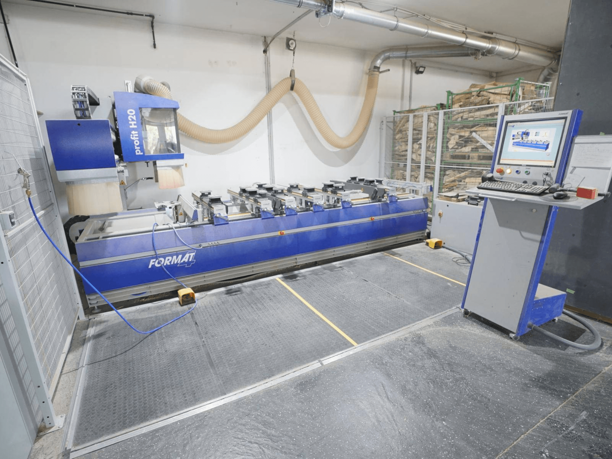 CNC-Holzbearbeitungszentrum FORMAT4 PROFIT H20, Vorderansicht mit sichtbarem Bedienfeld und Schneidwerkzeugen in einer industriellen Umgebung.