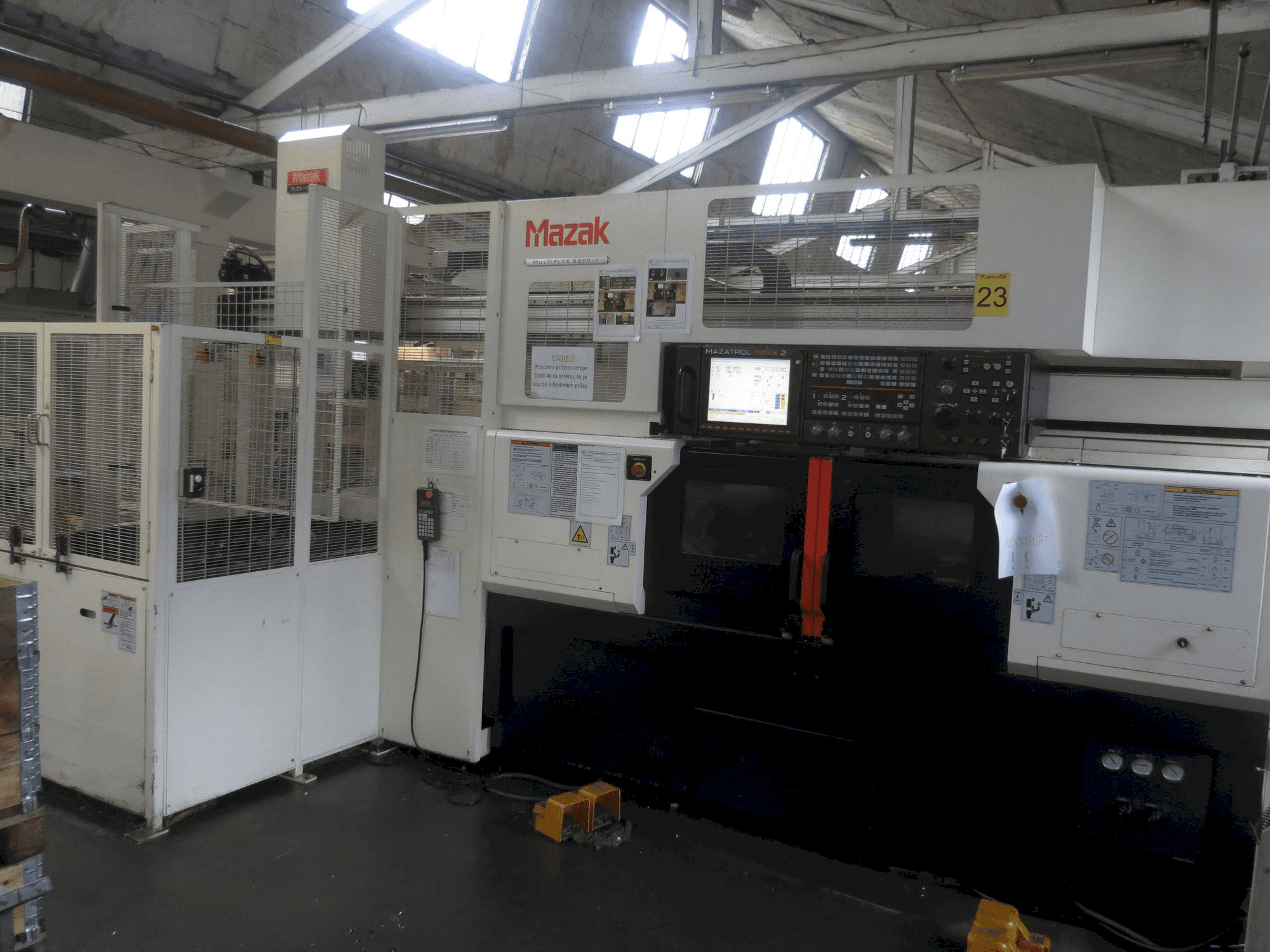 Frontansicht der Mazak Multiplex 6200-II Maschine