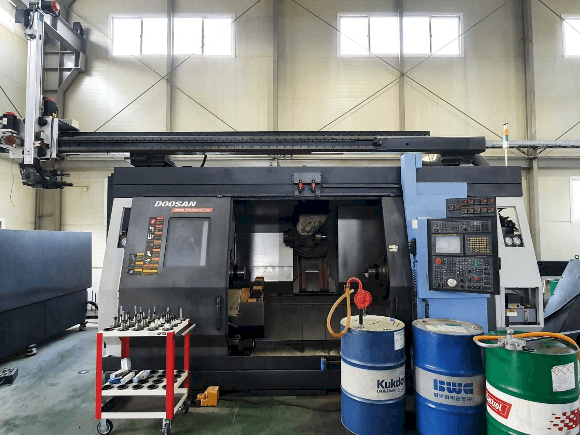 Frontansicht der Doosan Puma MX2500ST-GL Maschine