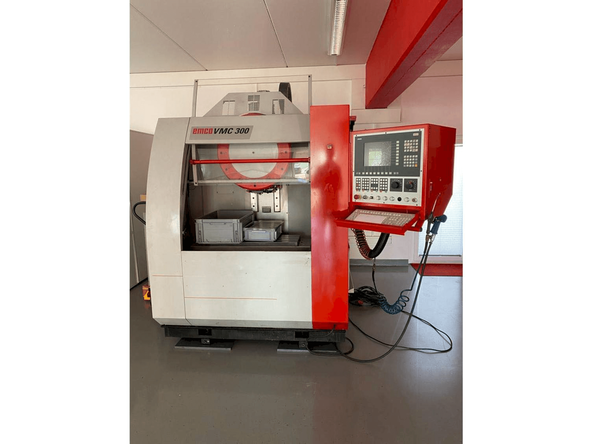 Frontansicht der EMCO VMC 300 Maschine