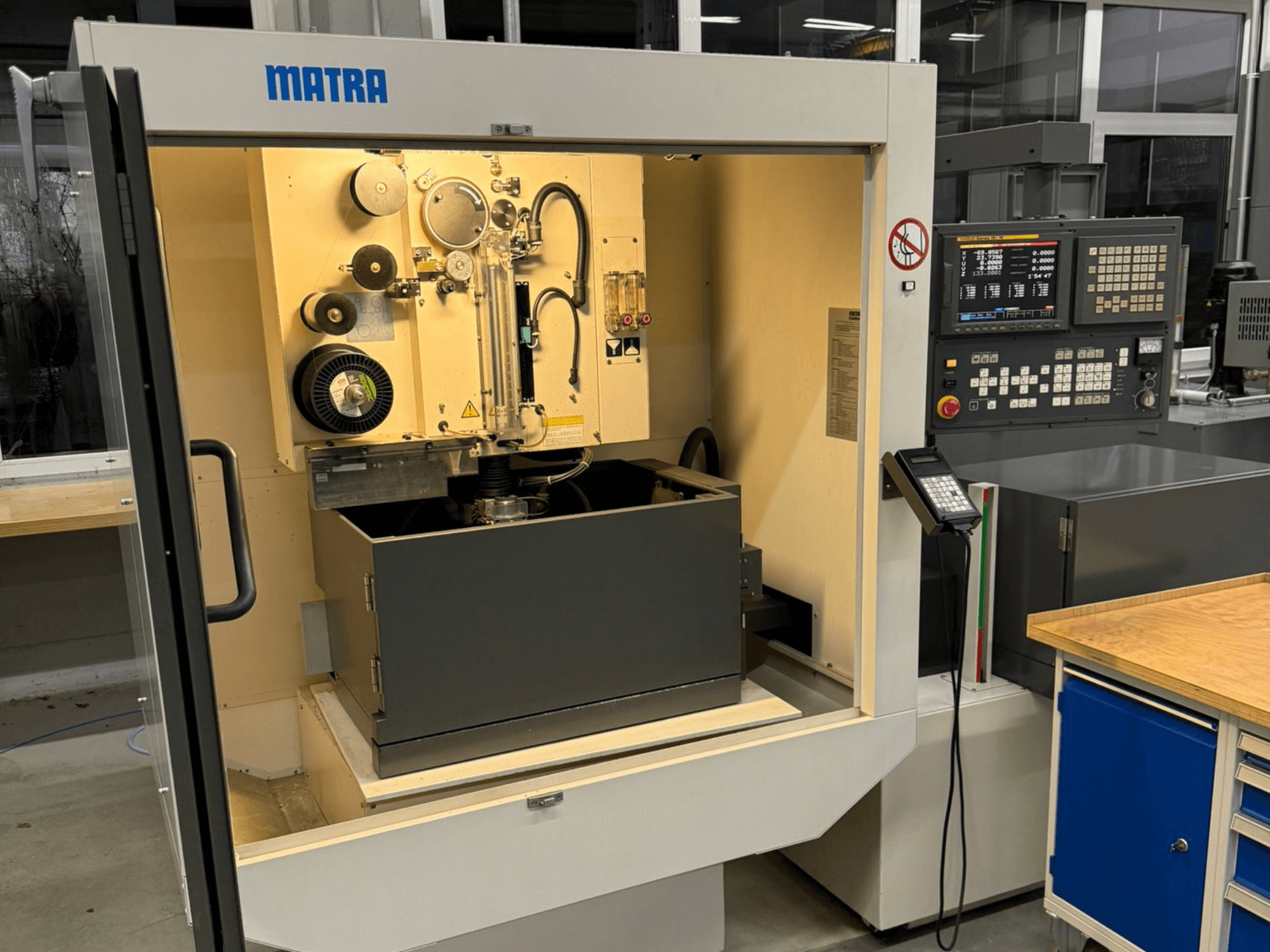 MATRA-Maschine von vorne gesehen, mit Bedienfeld, drehbaren Teilen und einem großen Staufach.