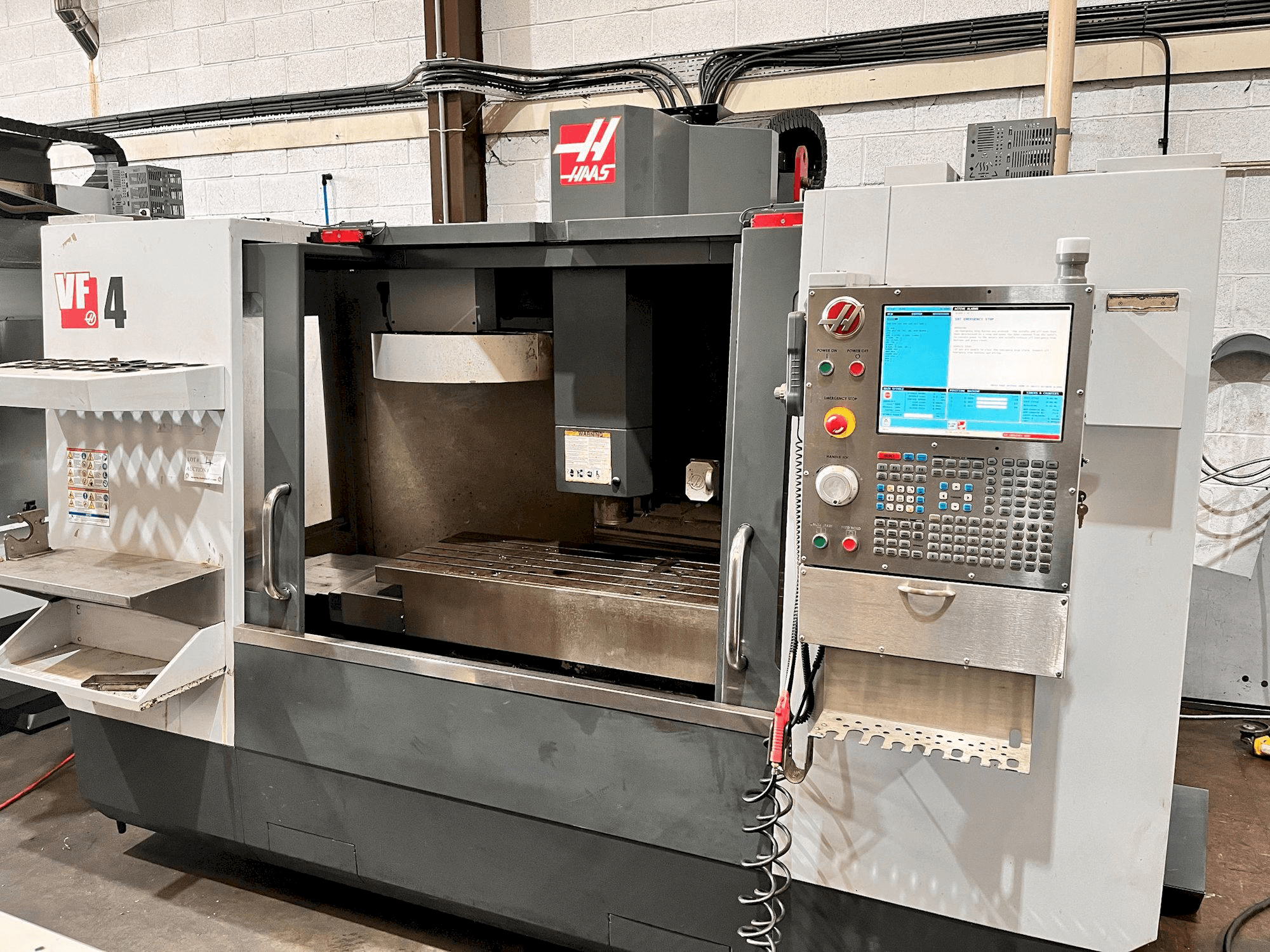Frontansicht der HAAS VF-4 Maschine