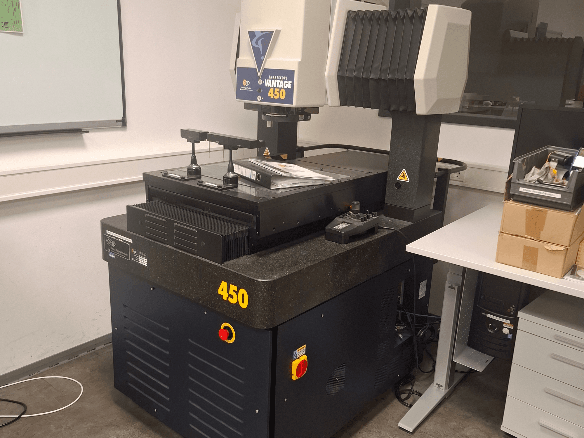 Optisches Messgerät OGP SmartScope Vantage 450 in einer Laborumgebung, Vorderansicht mit schwarzer und grauer Oberfläche.