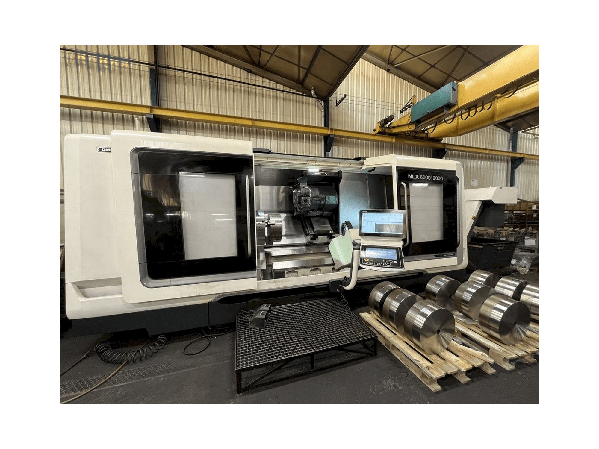 Linke Seitenansicht der DMG MORI NLX 6000 | 2000 Maschine