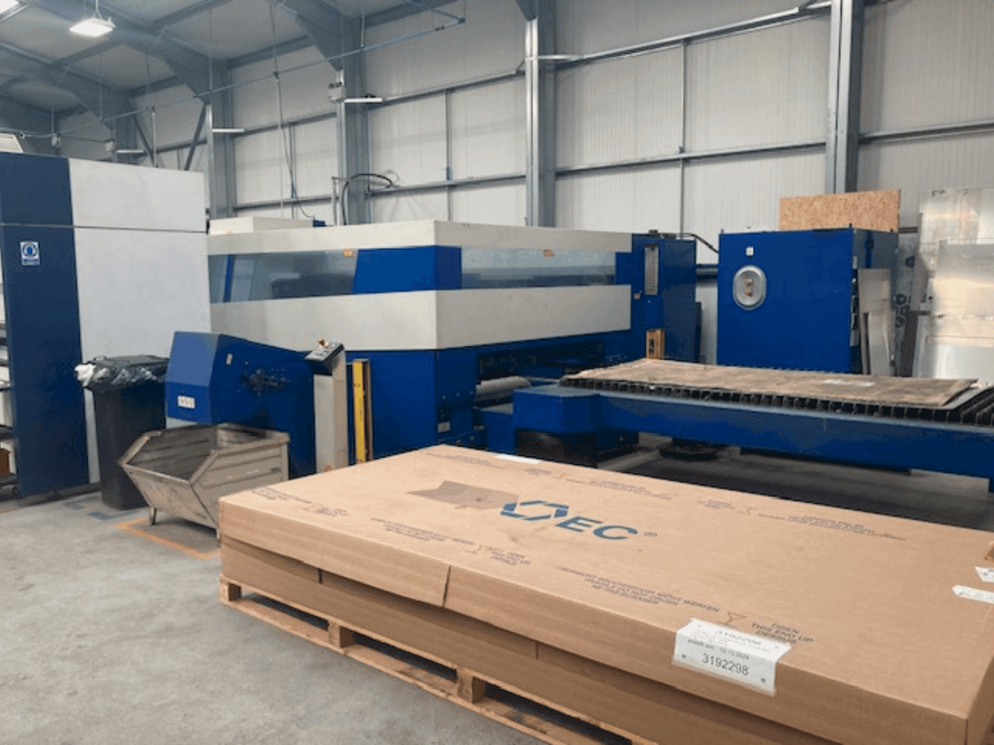Frontansicht der TRUMPF Trulaser 5030 Maschine