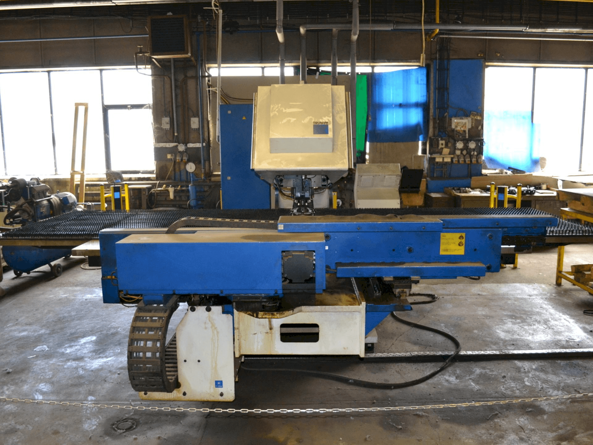 Frontansicht der Trumpf Trumatic 2000R Maschine