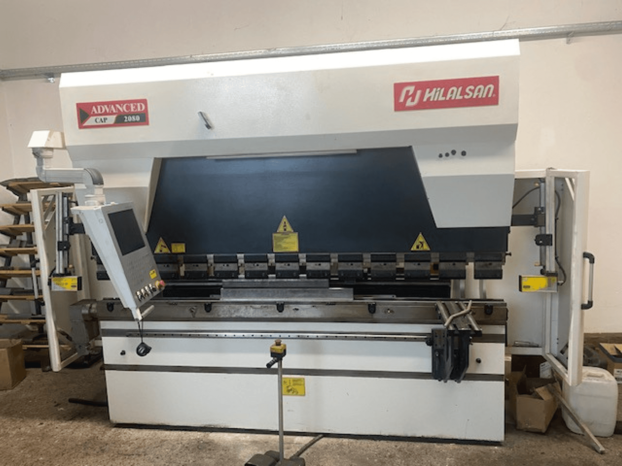 Moderne Hilalsan CAP 2080 Abkantpresse, Frontansicht mit Bedienfeld und Sicherheitseinrichtungen, Industrieausführung für das Metallbiegen.