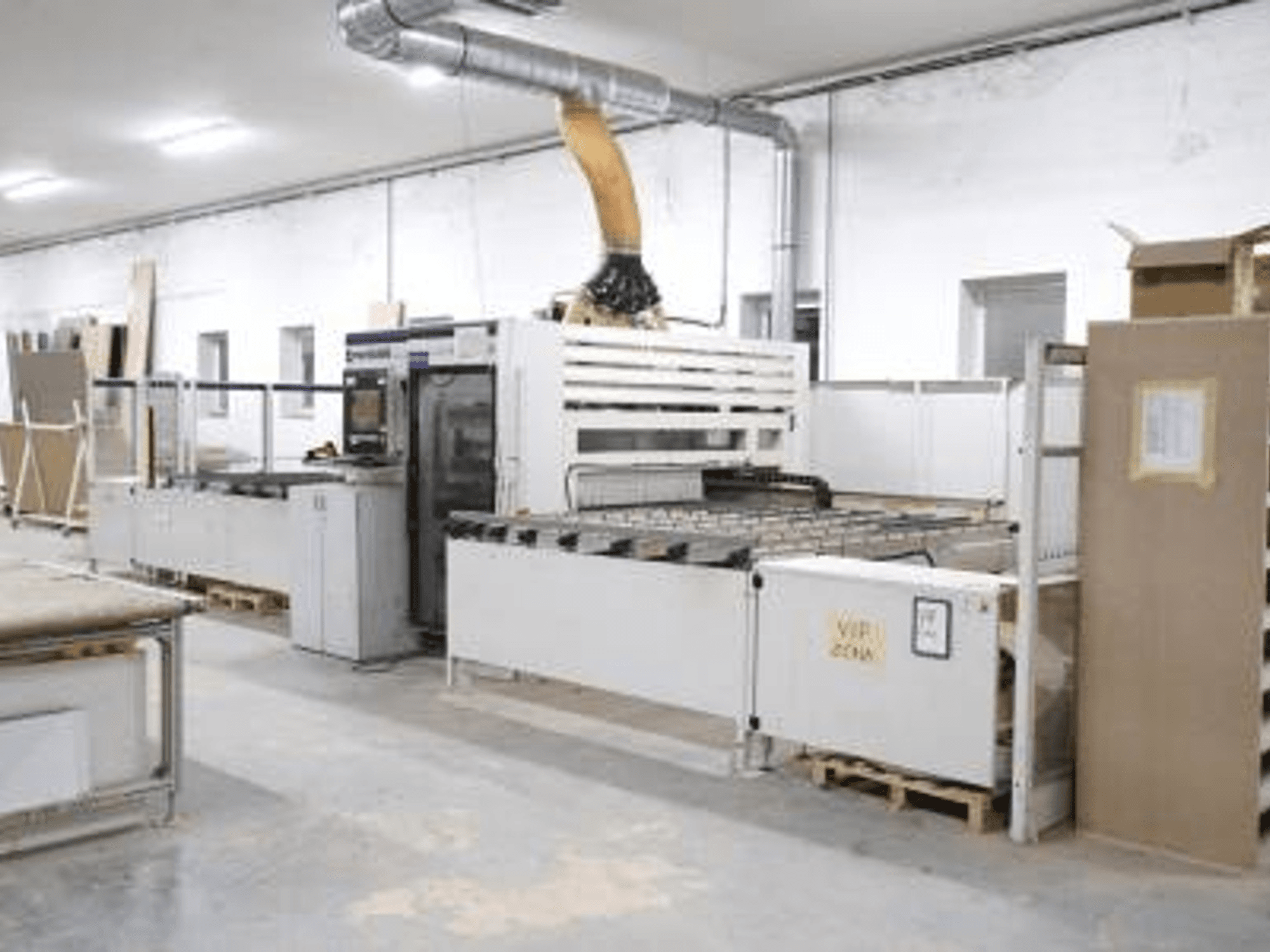 SCM Morbidelli UNIFLEX HP CNC-Holzbearbeitungszentrum in einer Werkstatt, Vorderansicht, mit Bedienfeld und Vorschubsystem.