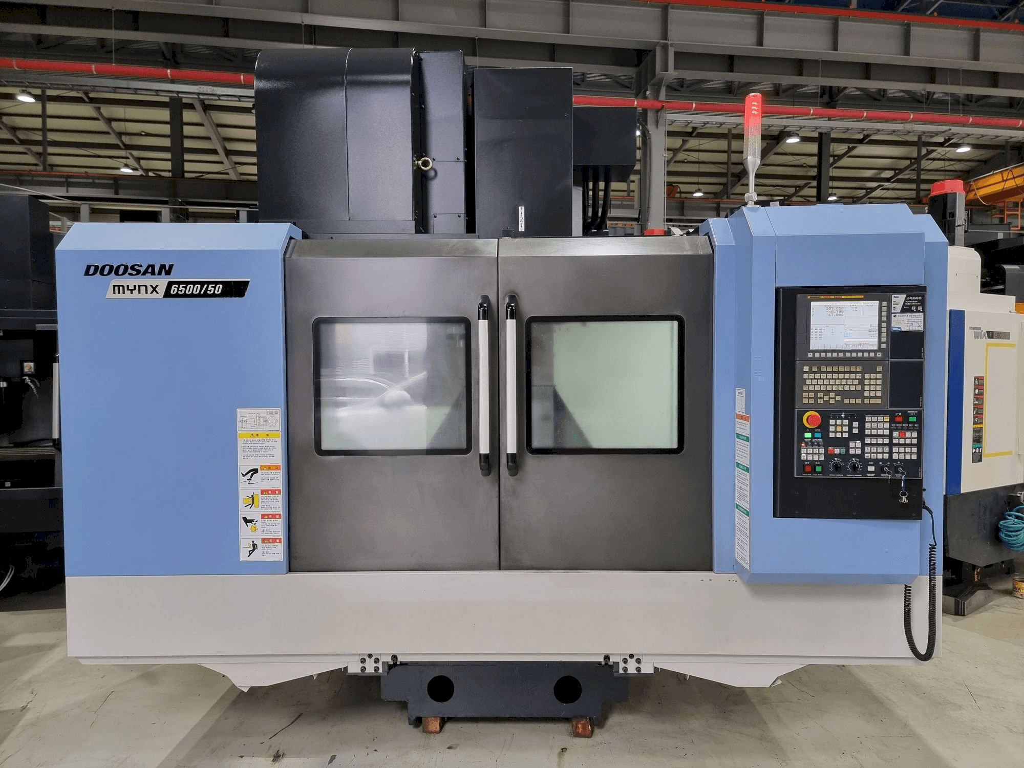 Frontansicht der Doosan MYNX 6500/50 Maschine