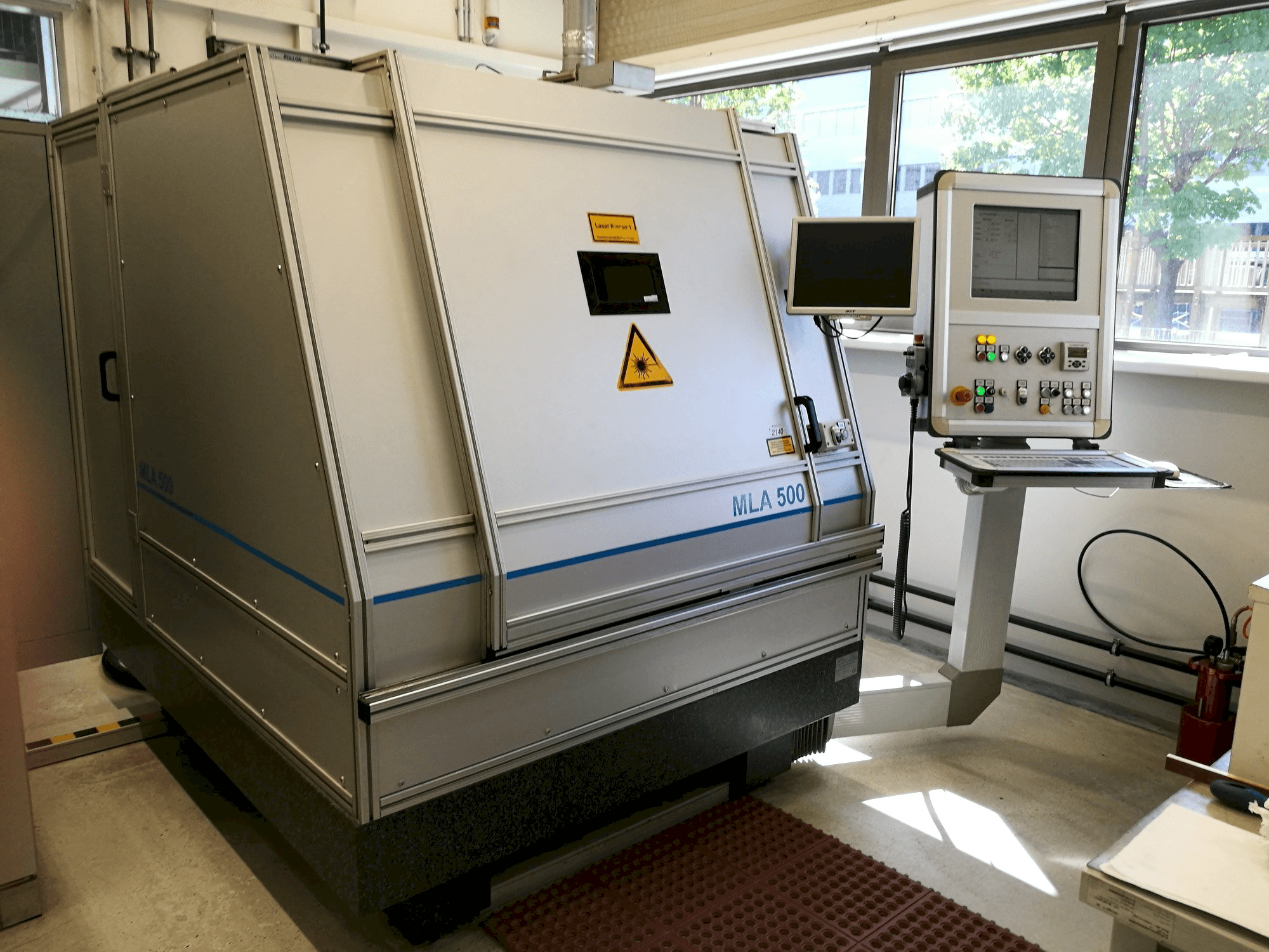 Frontansicht der LLT APPLIKATION MLA 500 Maschine