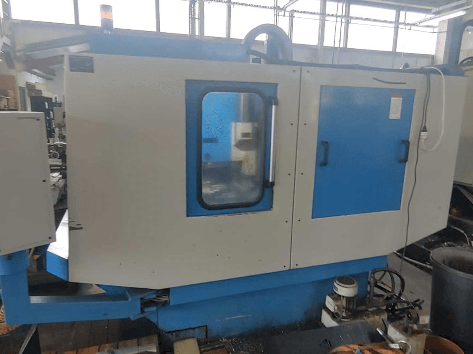 Frontansicht der KONDIA CM-60 Maschine