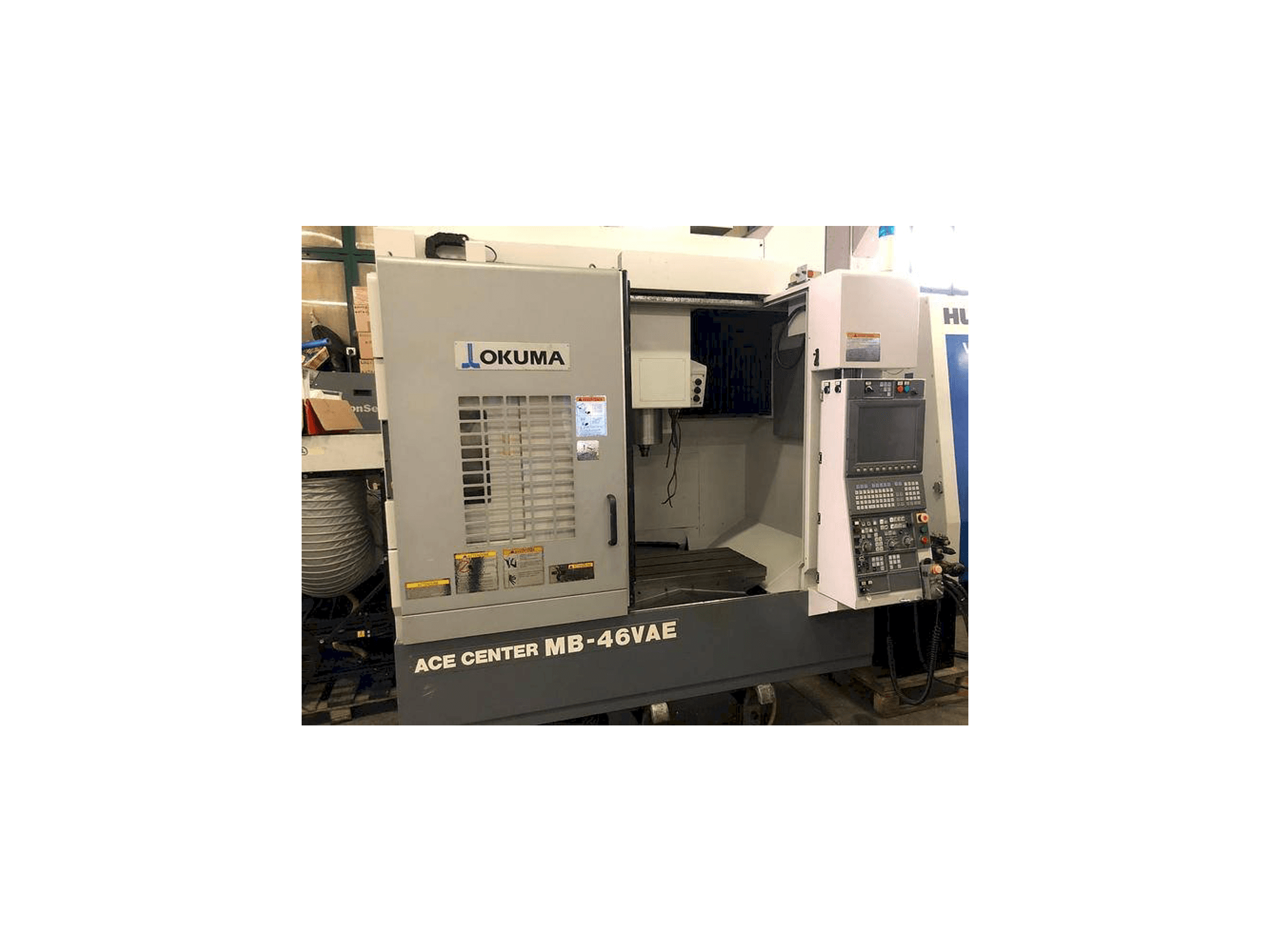 Frontansicht der Okuma MB-46 VAE Maschine