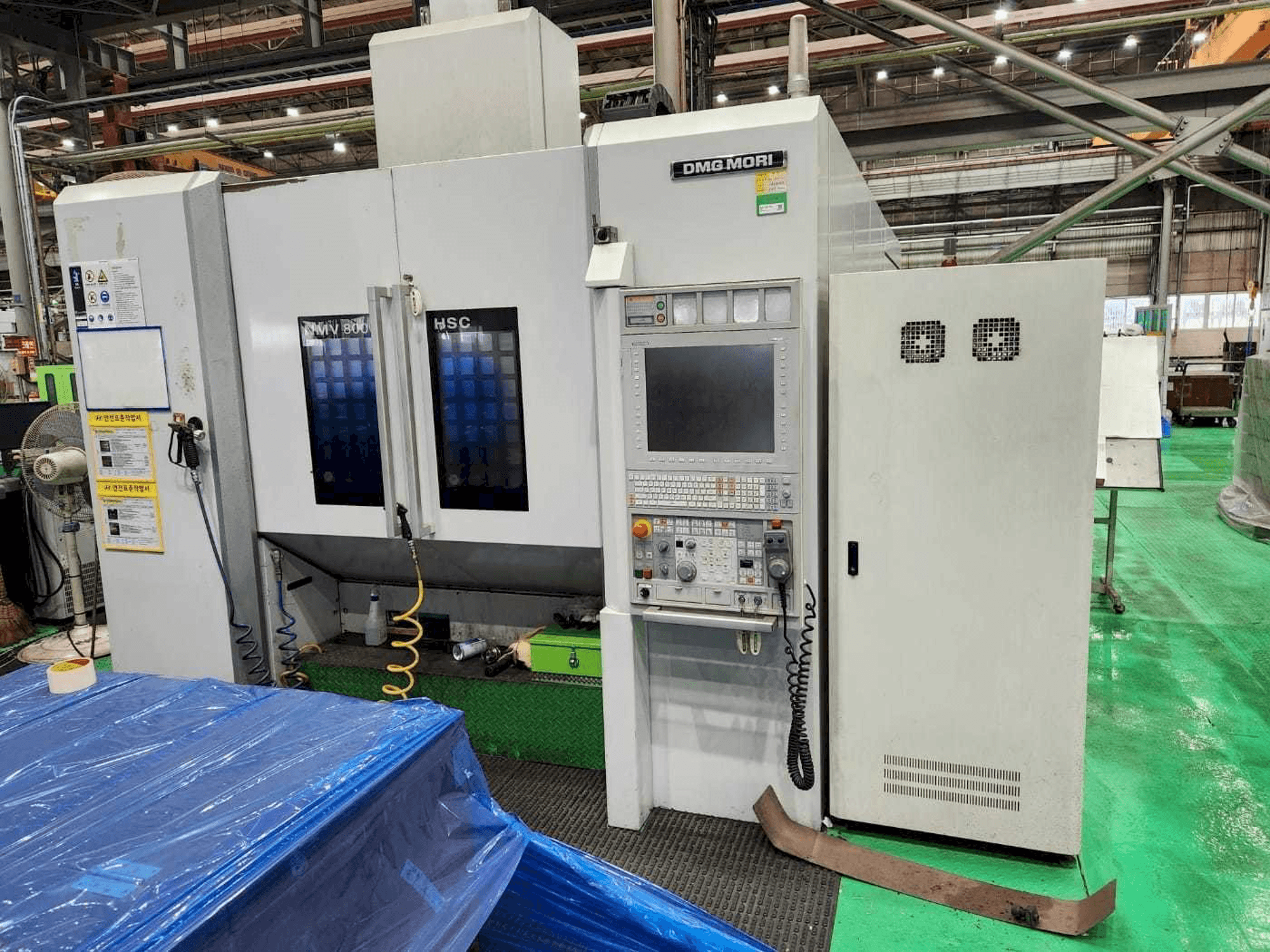 Frontansicht der DMG MORI NMV 8000 DCG / 40 Maschine