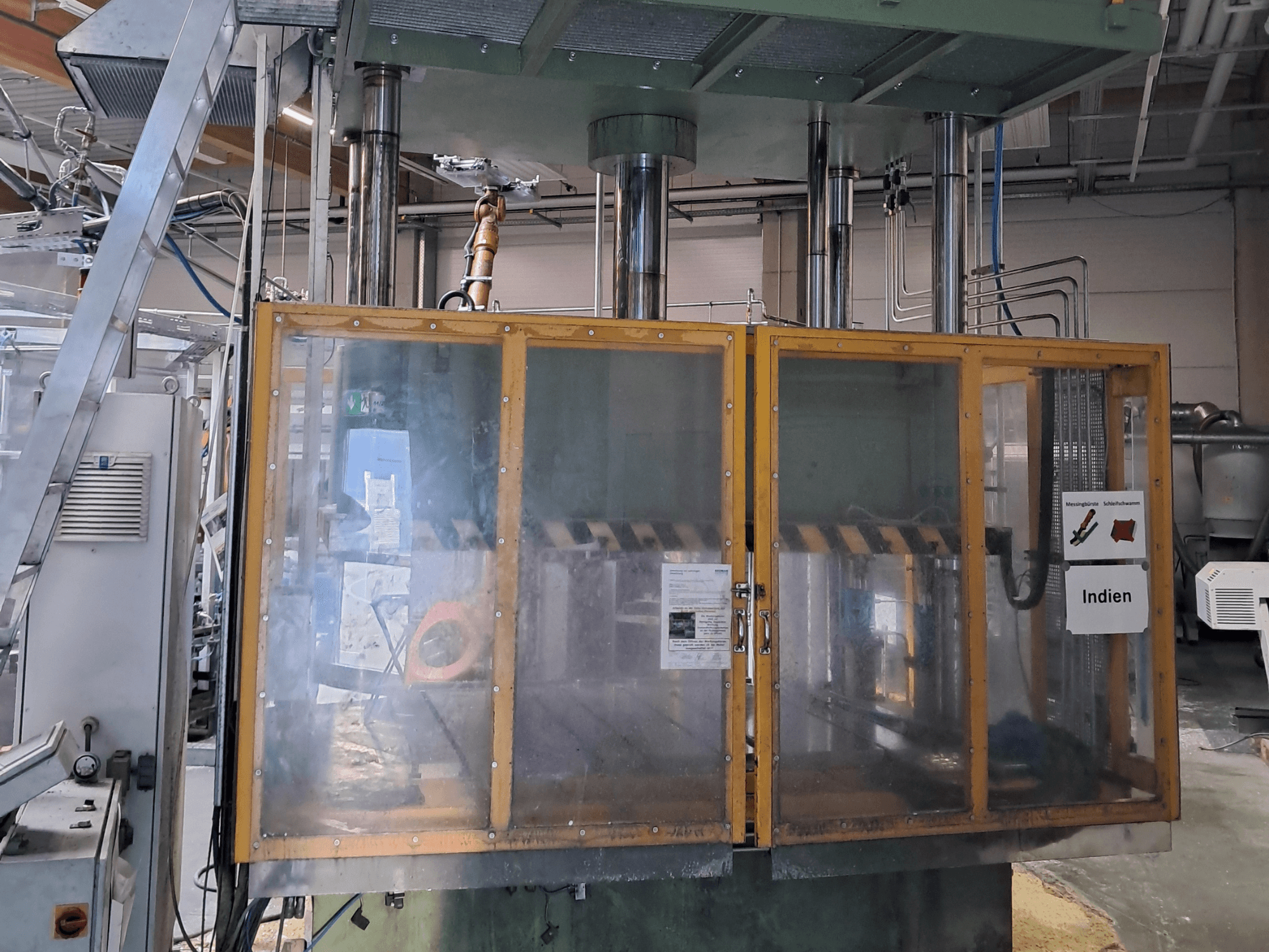 Metallpresse HS 4 160-K3 von „Other“, Vorderansicht mit Sicherheitsglasabdeckung und Bedienelementen in einer industriellen Umgebung.
