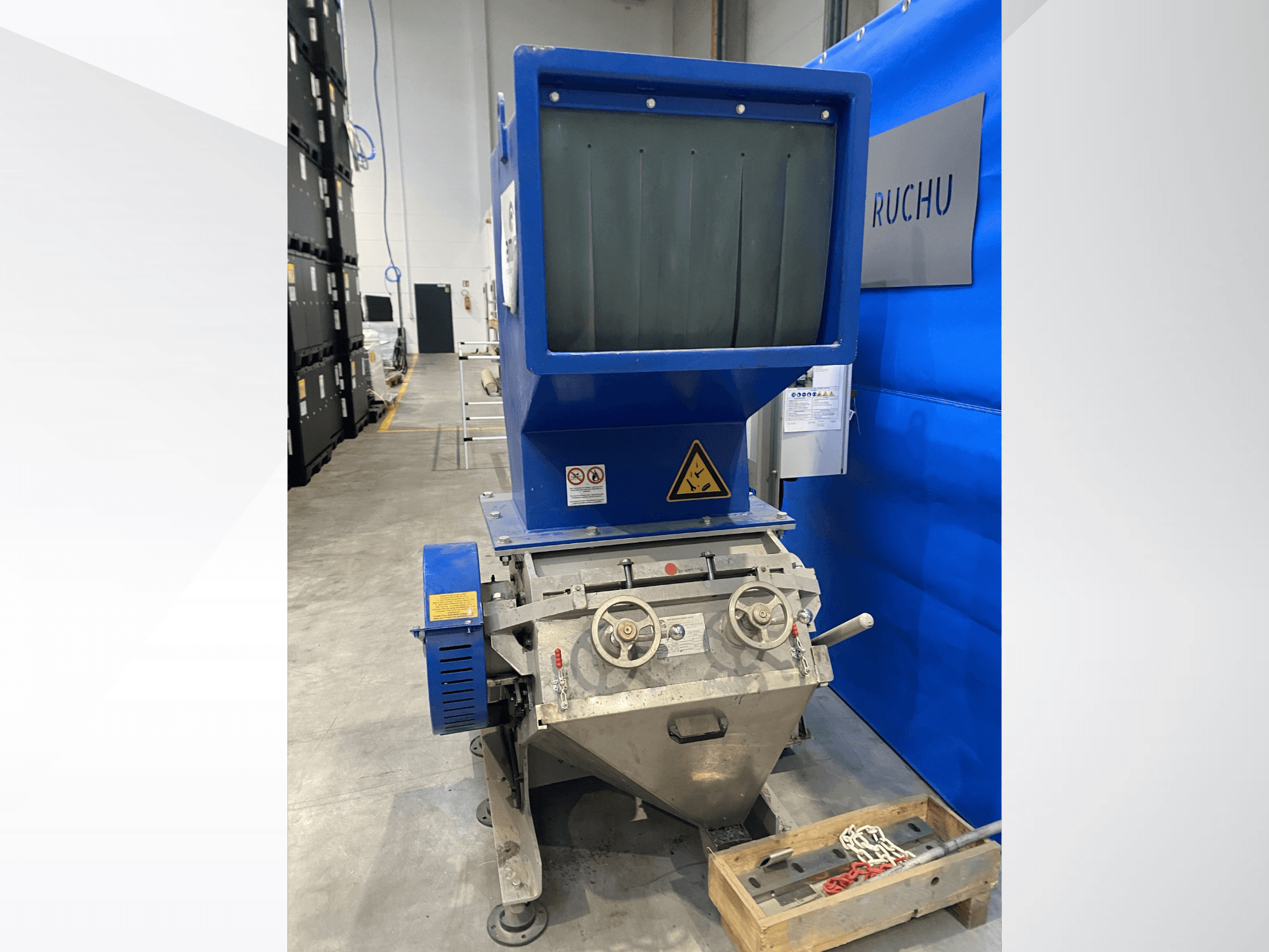 Vorderansicht der Kunststoffverarbeitungsmaschine AMIS GSE 300/600 mit blauem Trichter, Bedienknöpfen und Warnhinweisen.
