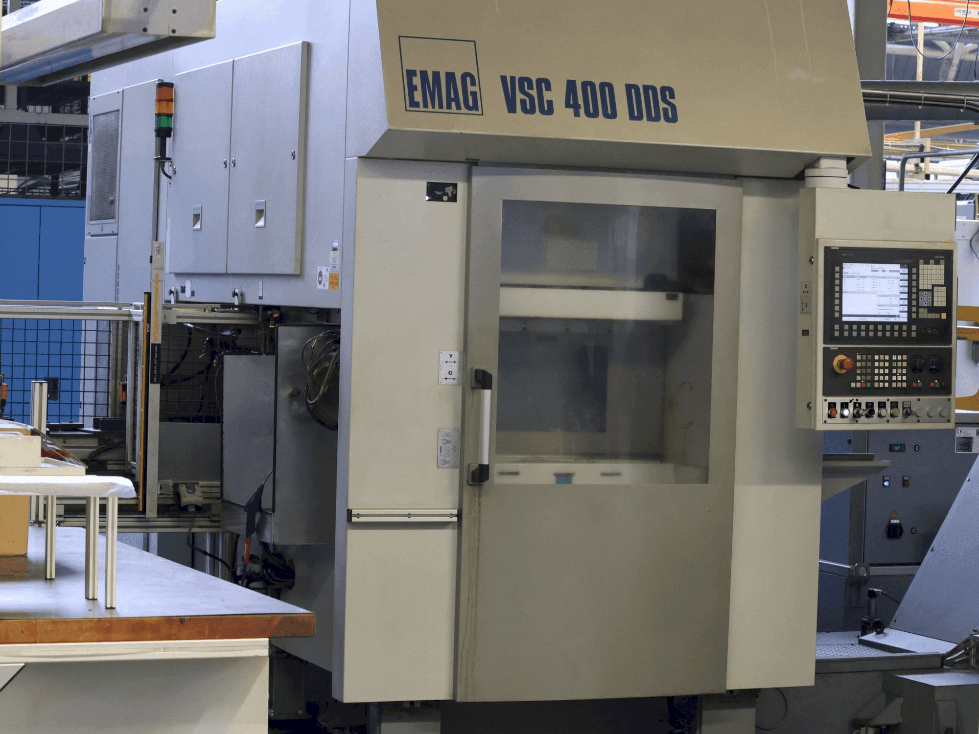 Frontansicht der EMAG VSC DDS Maschine