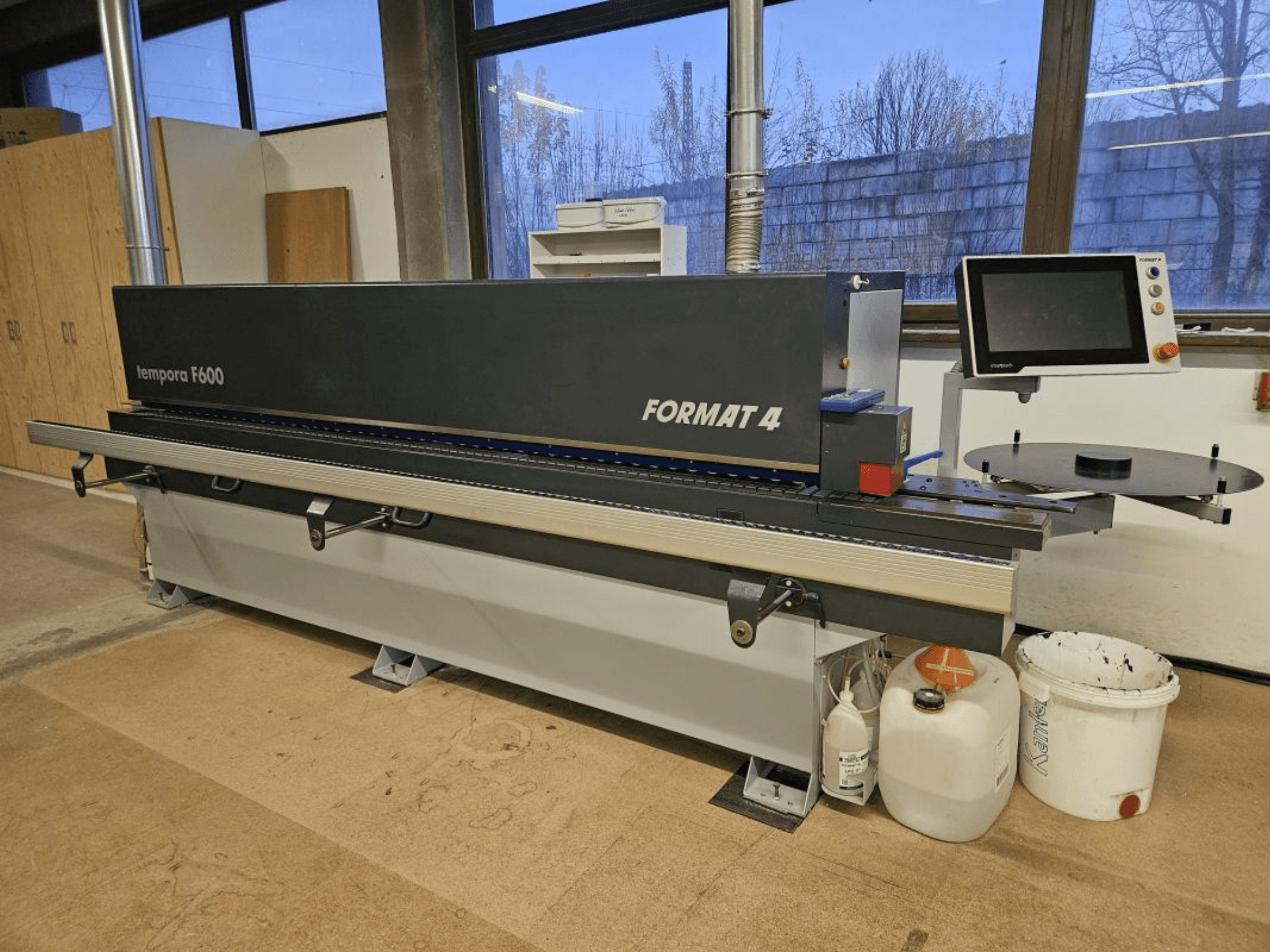 Templora F600 von Format 4, Frontansicht einer Holzbearbeitungsmaschine mit Digitalanzeige, Schneidetisch und Ablagebehältern.