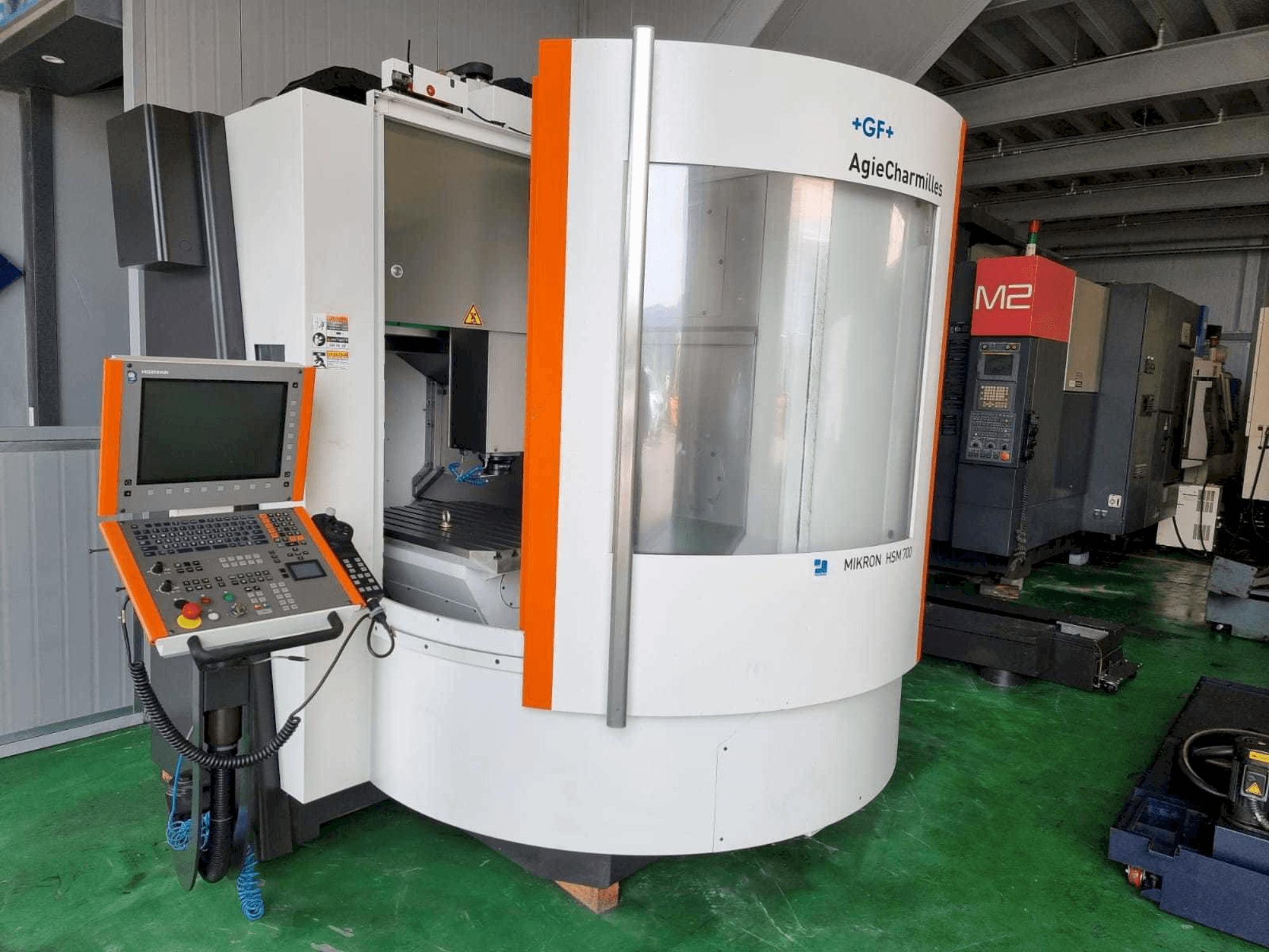 Frontansicht der GF AgieCharmilles Mikron HSM 700 Maschine