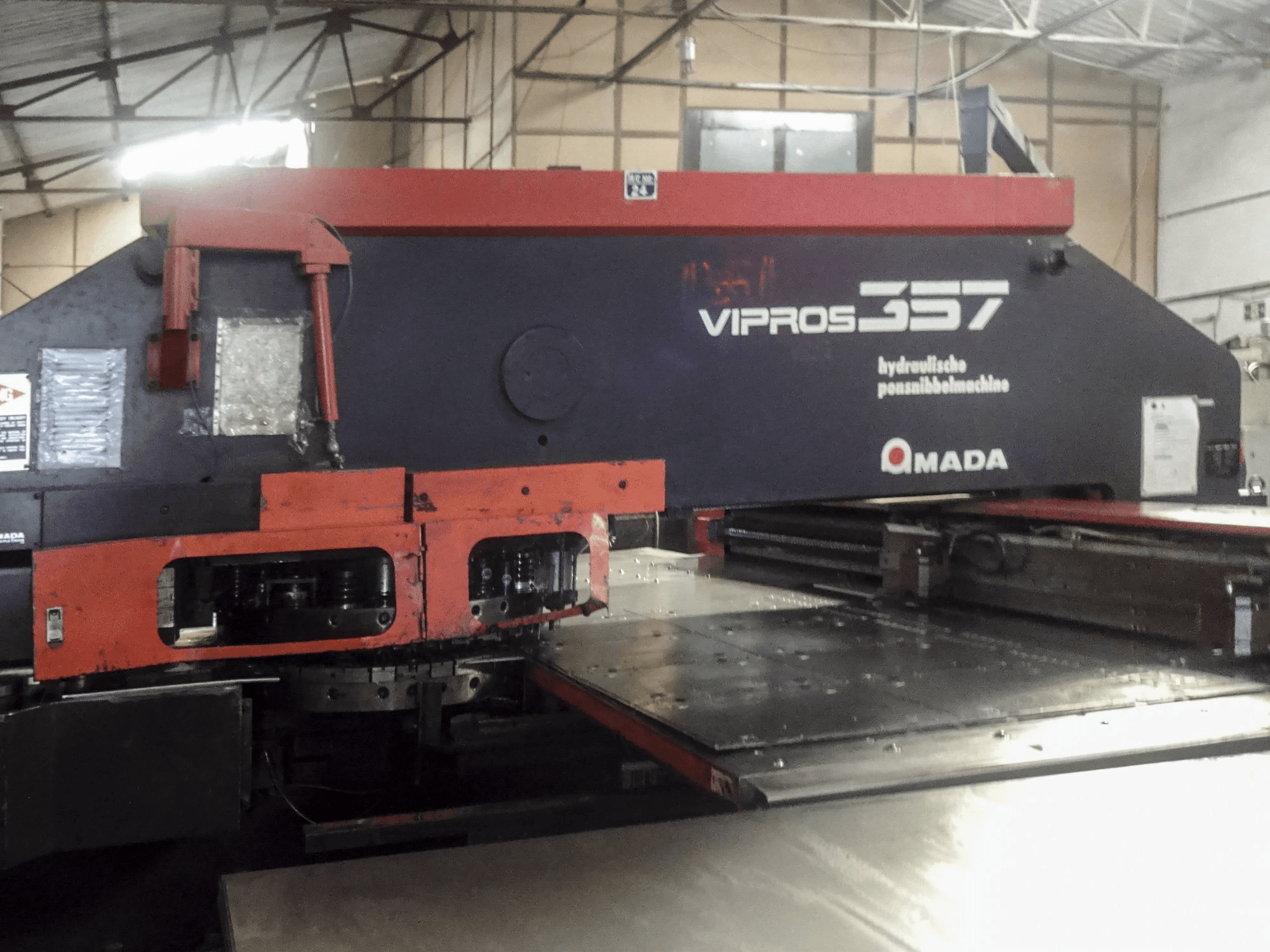 Frontansicht der AMADA Vipros 357 Maschine