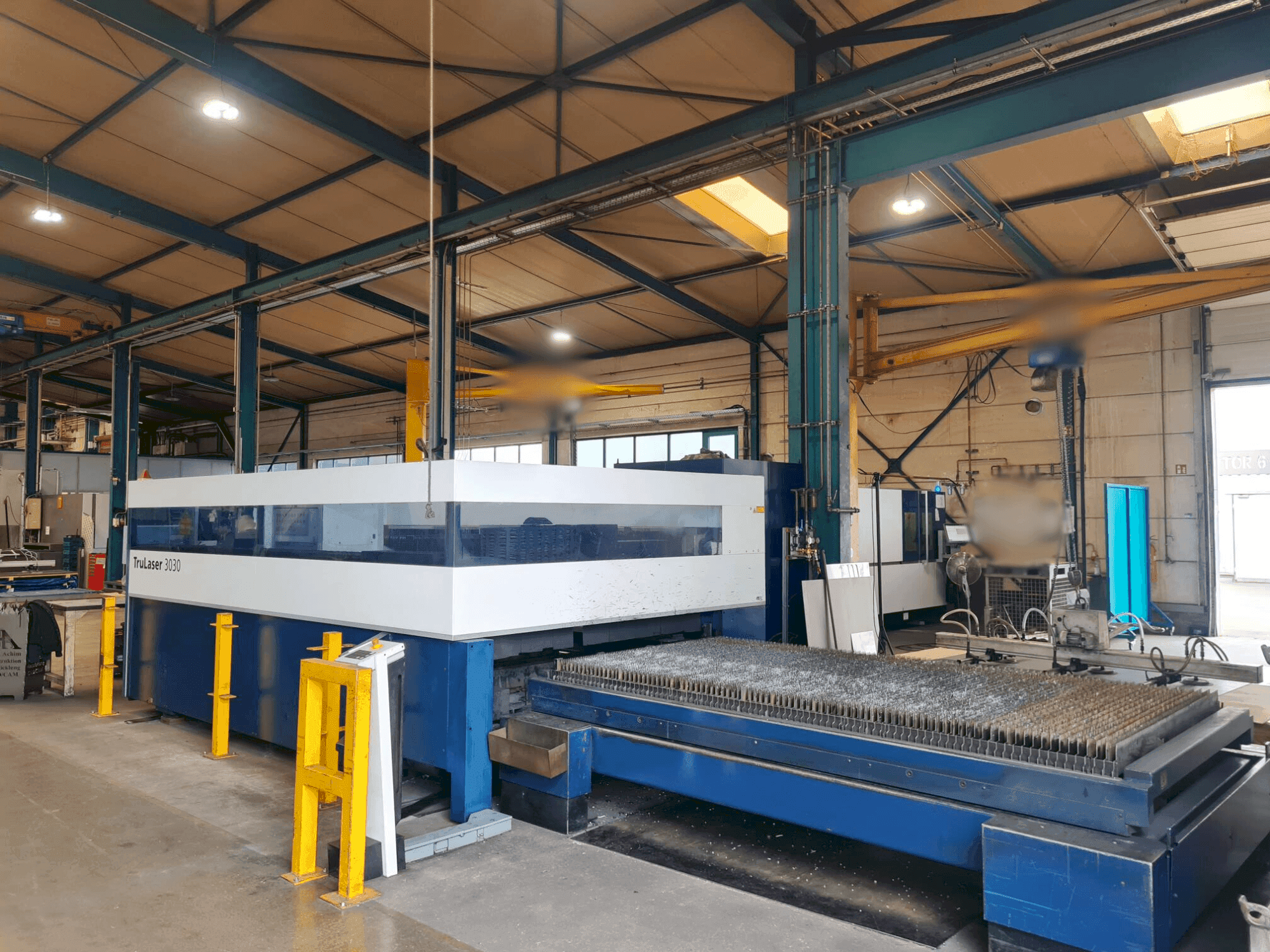 Frontansicht der TRUMPF L3030 Maschine