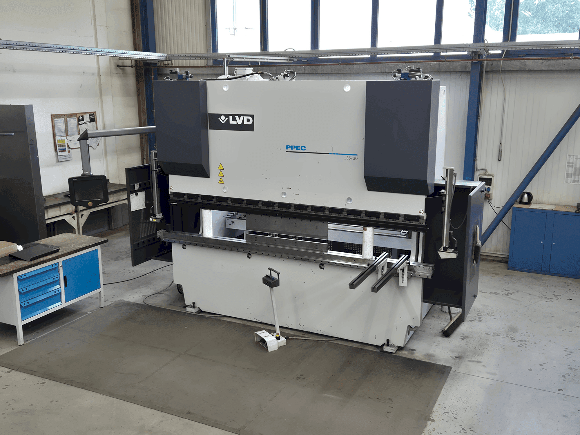 Frontansicht der LVD PPEC 135/30 Maschine