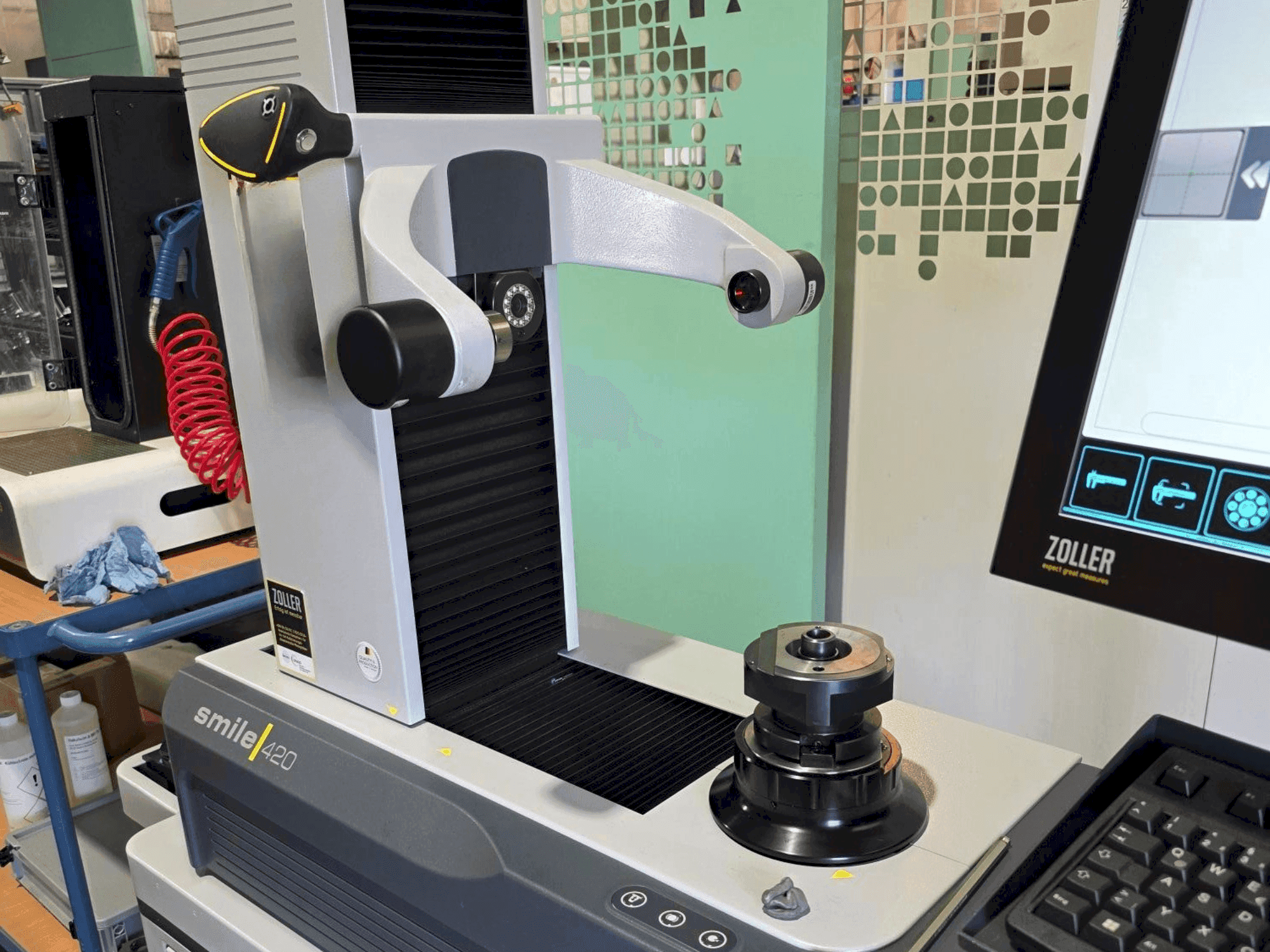 Frontansicht der Zoller Smile 420 Maschine