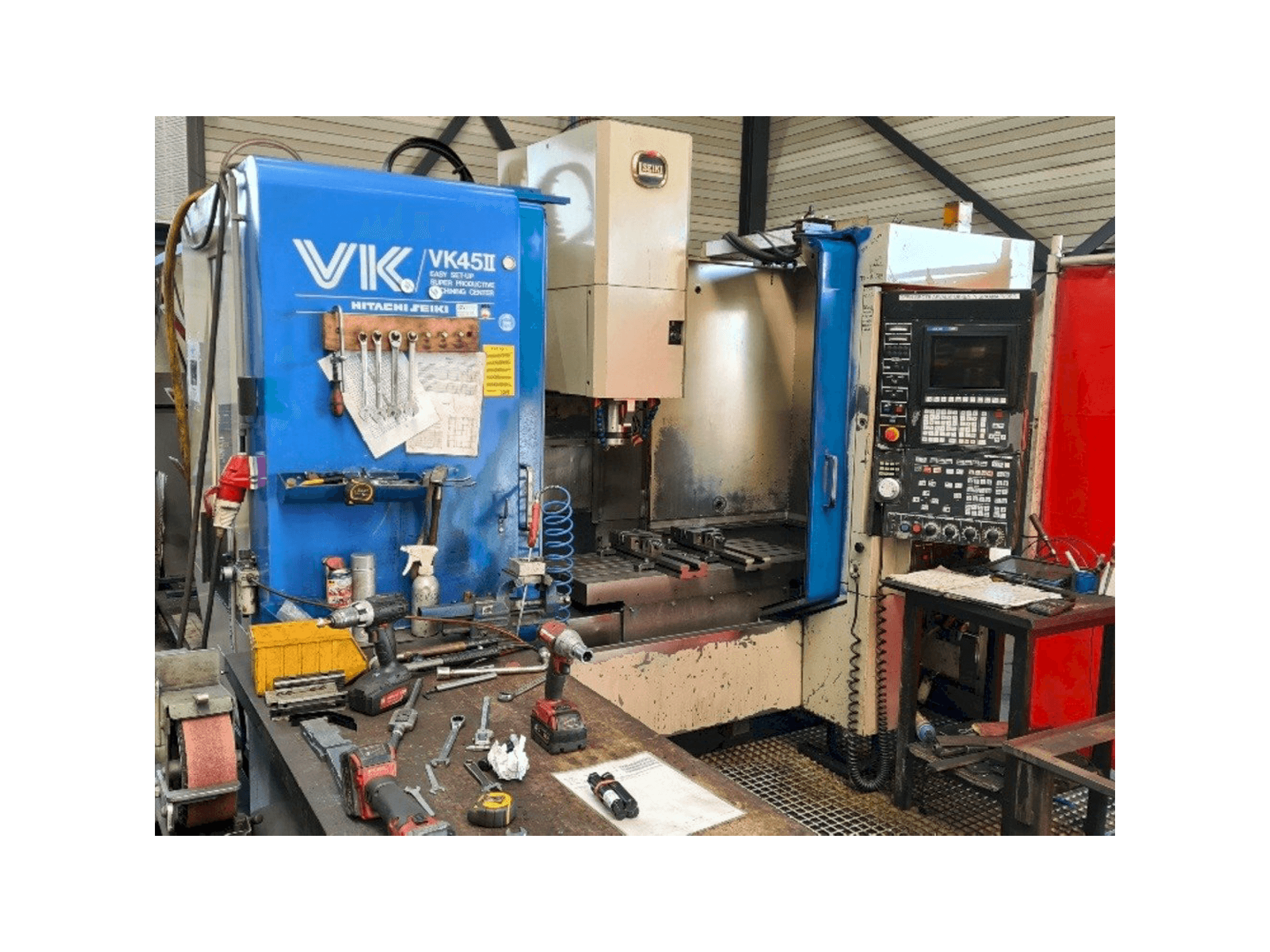 Frontansicht der HITACHI SEIKI VK45II Maschine