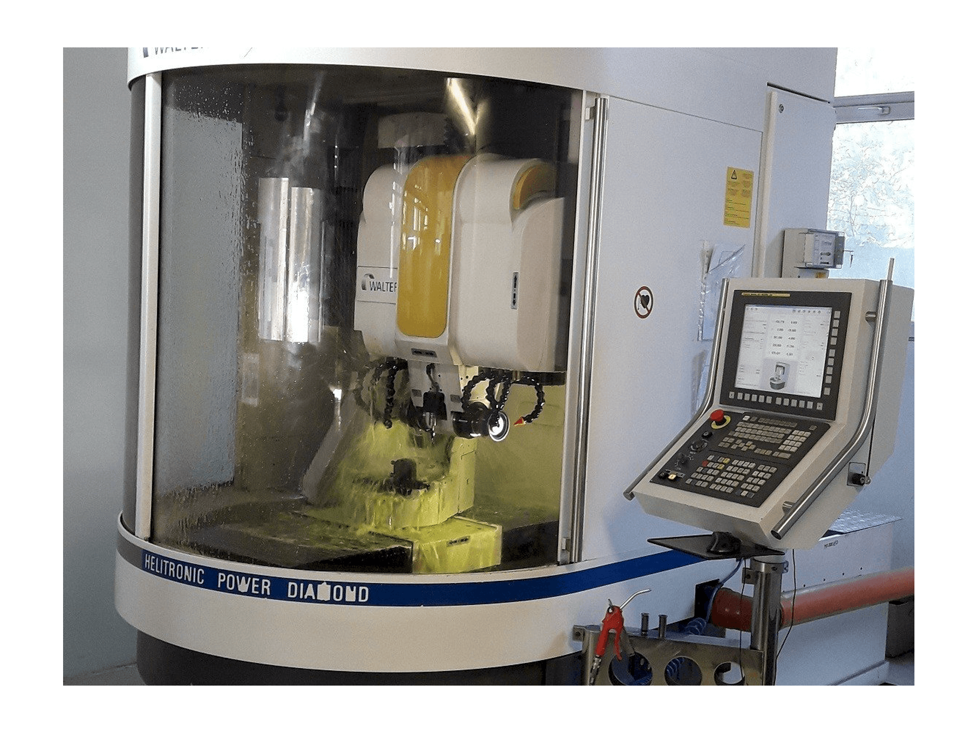 Frontansicht der Walter Helitronic Power F Maschine