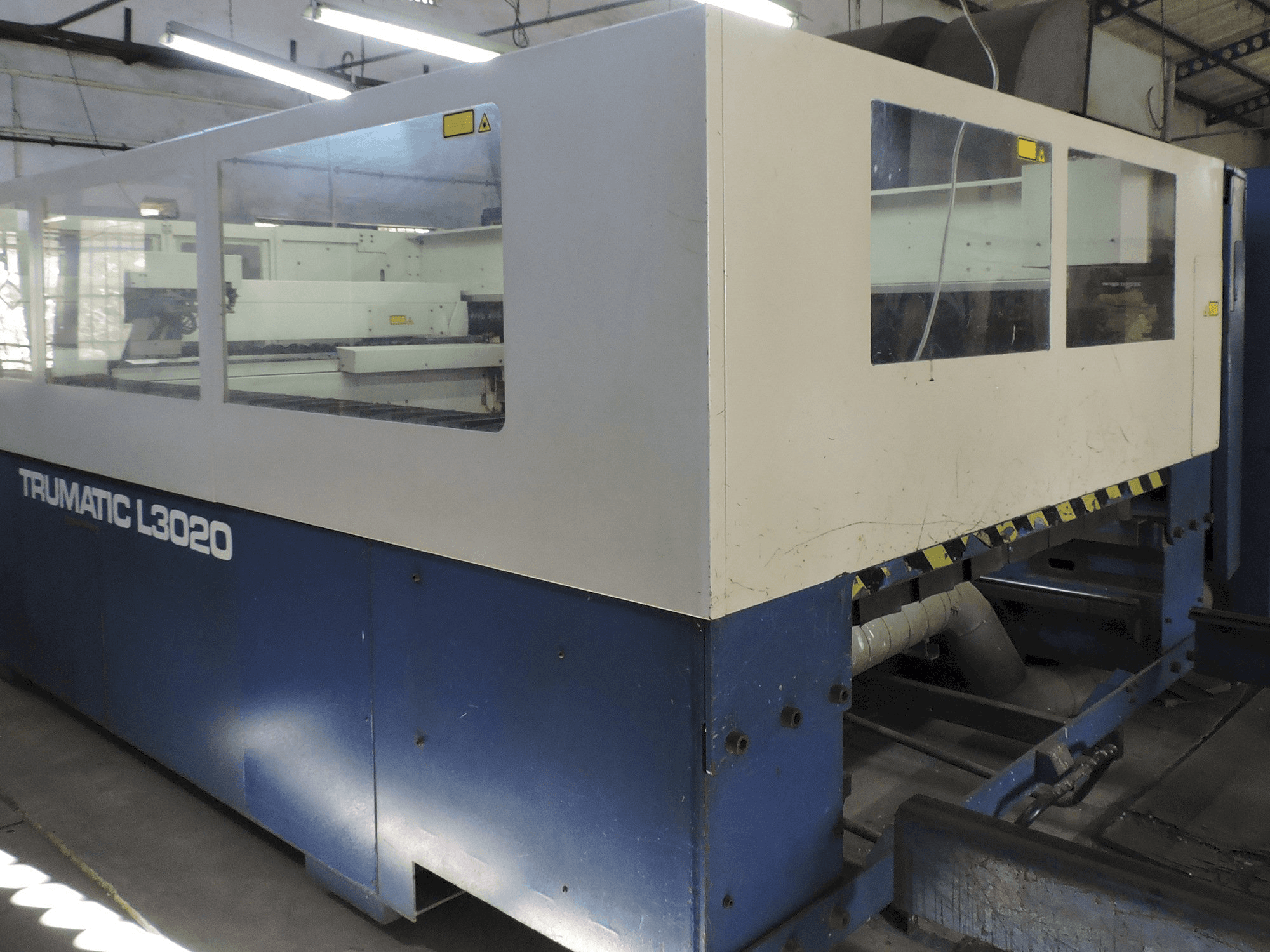 Rechte Ansicht der Trumpf Trumatic L3020 Maschine