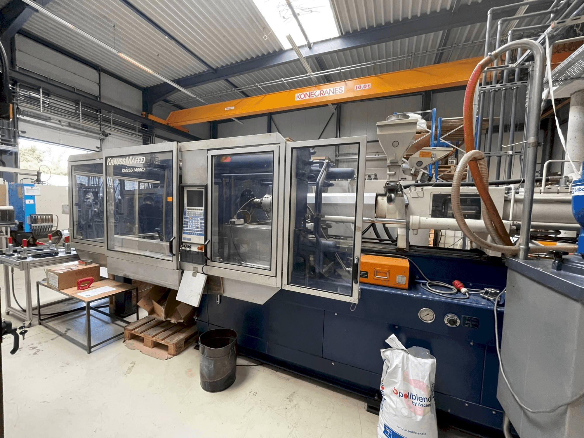 Frontansicht der Krauss Maffei 250-1400 C2 Maschine