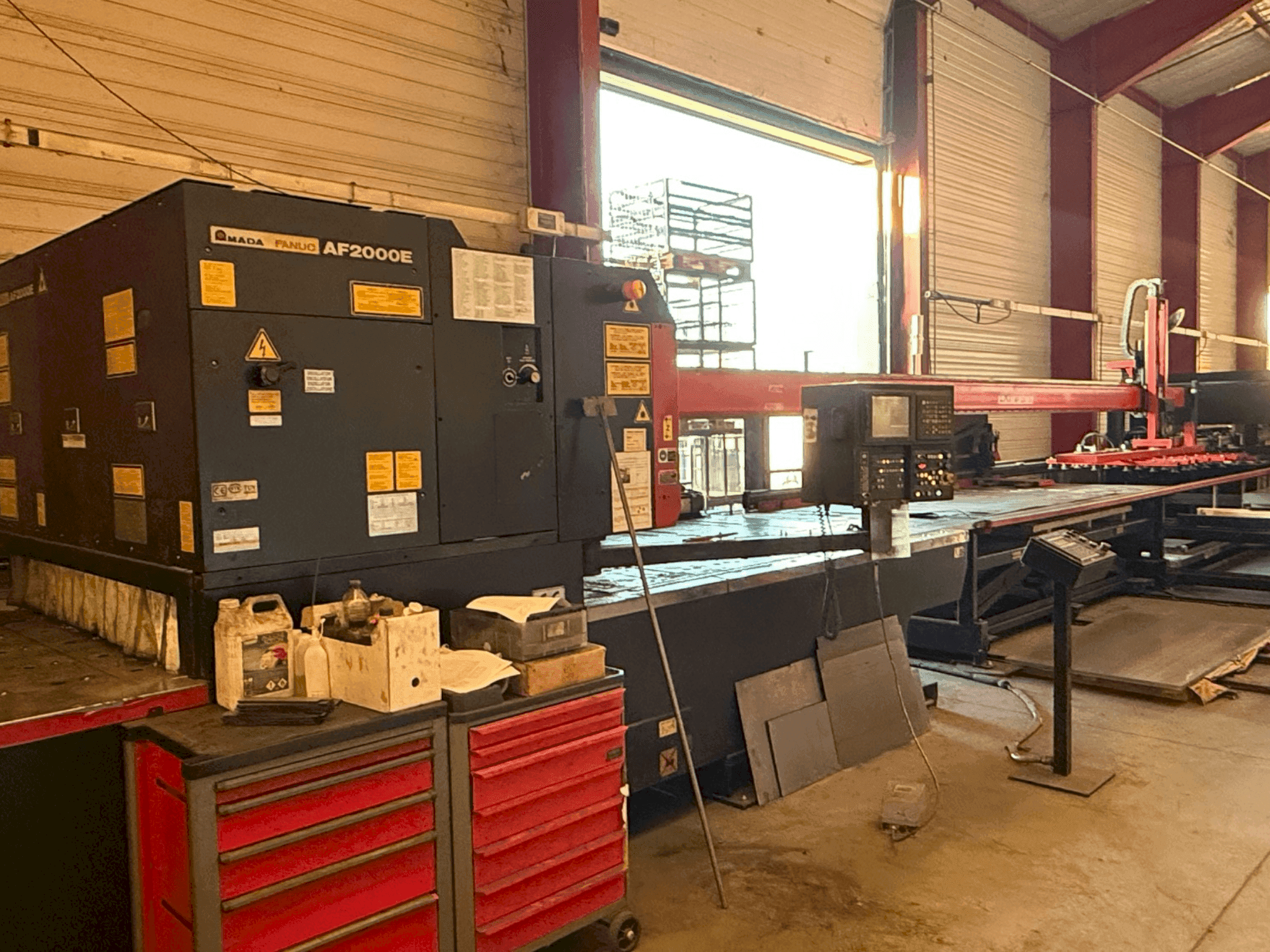 Frontansicht der AMADA LC2415 alpha3 Maschine