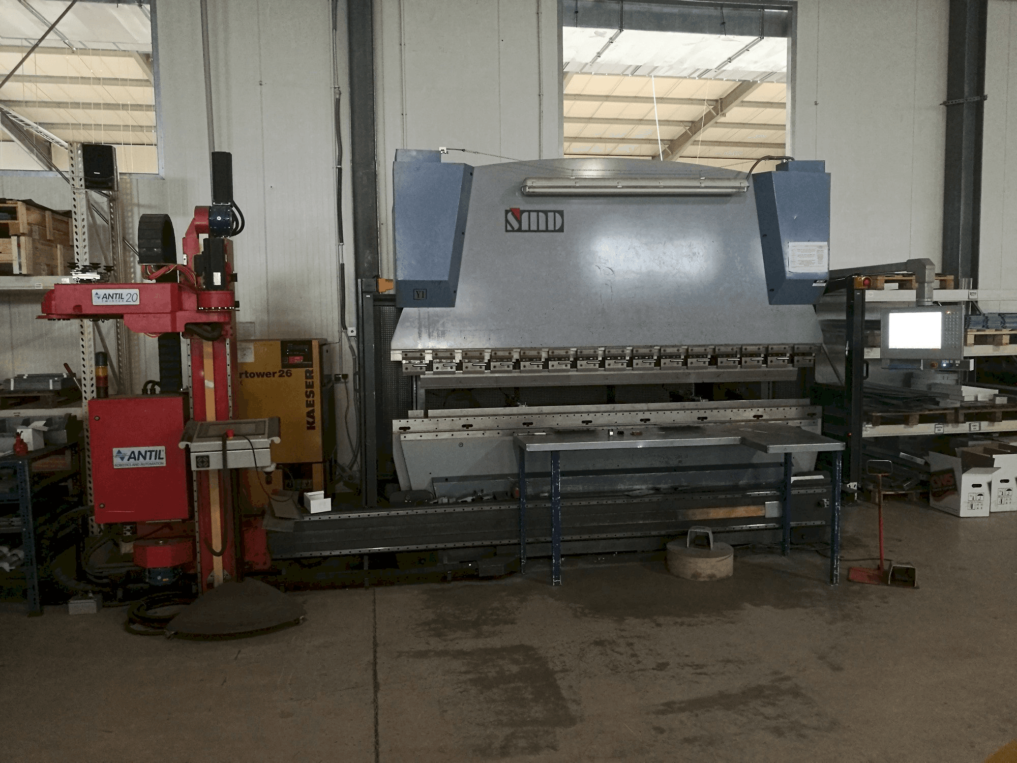 Frontansicht der Yawei PBH 110-3100-4C Maschine