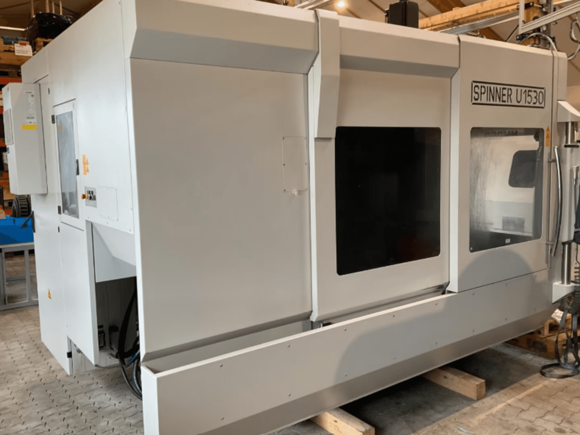 Das vertikale Bearbeitungszentrum SPINNER U5-1530 in Seitenansicht, mit großem Arbeitsbereich und Bedienfeld.