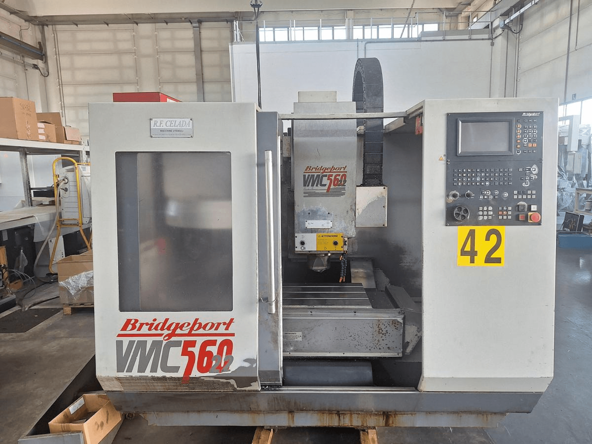 Vertikales Bearbeitungszentrum Bridgeport VMC 560/22, Vorderansicht, mit Bedienfeld, Werkzeughalter und Arbeitsbereich.