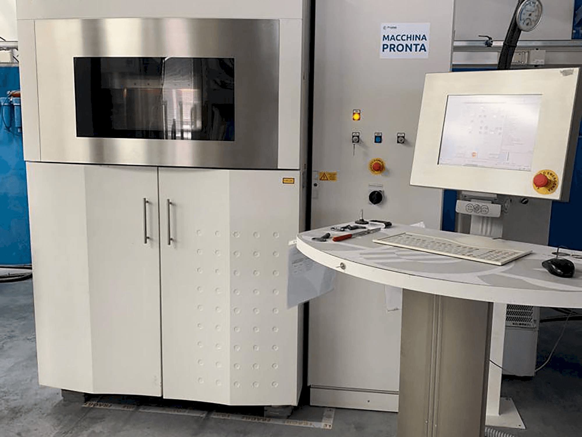 Frontansicht der EOS Eosint P395 Maschine