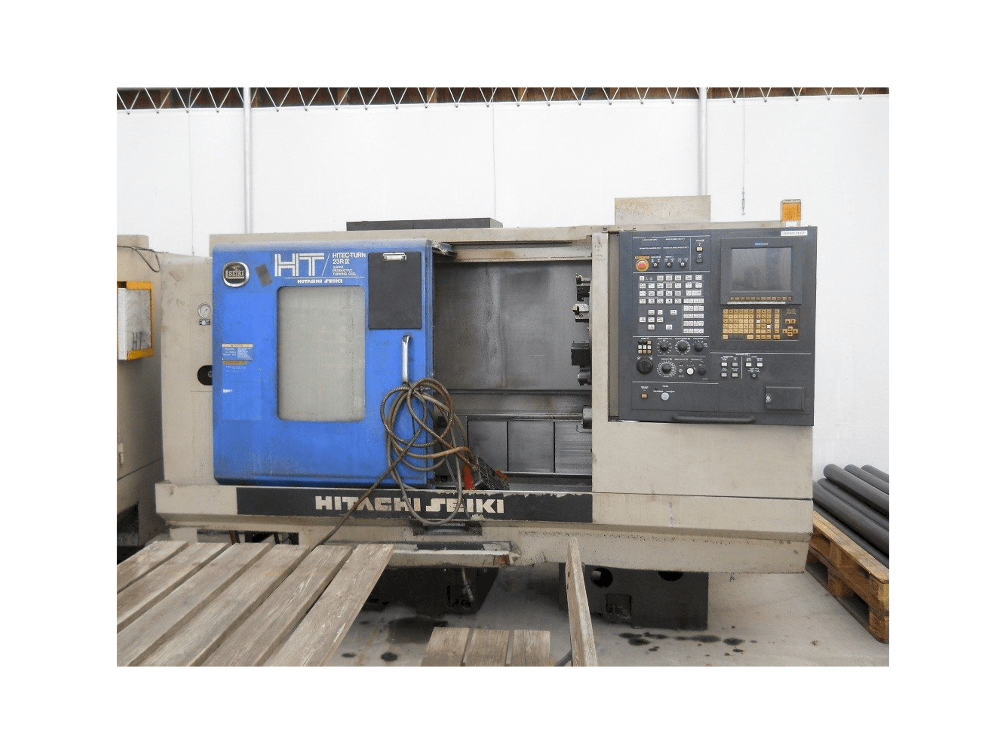 Frontansicht der HITACHI SEIKI HITEC-TURN 23R III Maschine