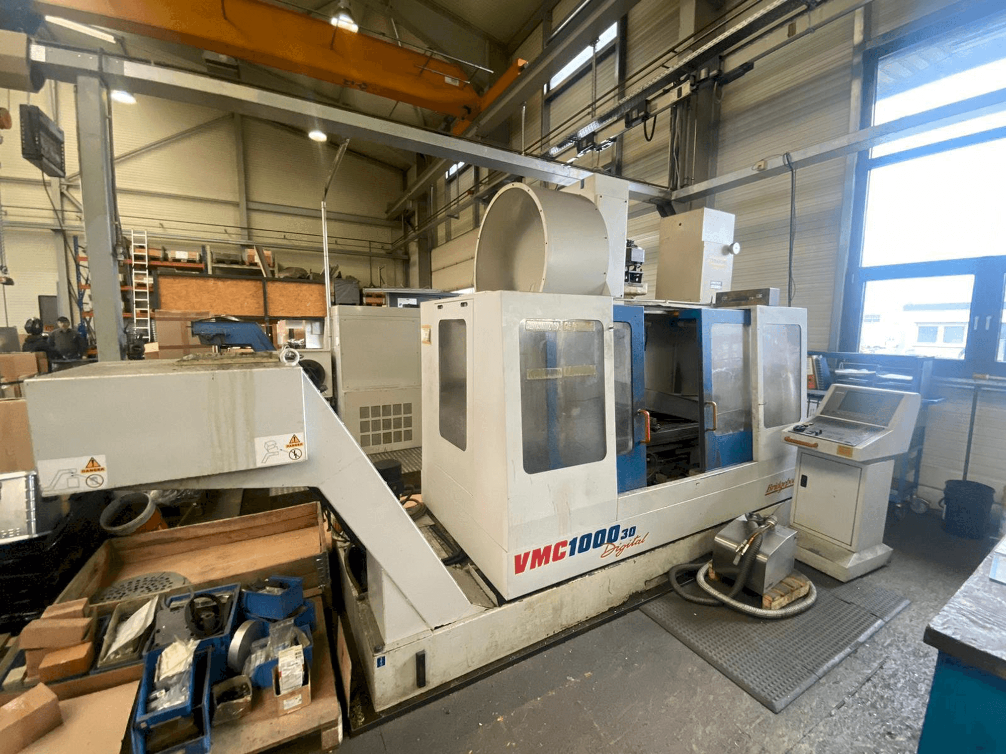 Frontansicht der Bridgeport VMC 1000/30 Maschine