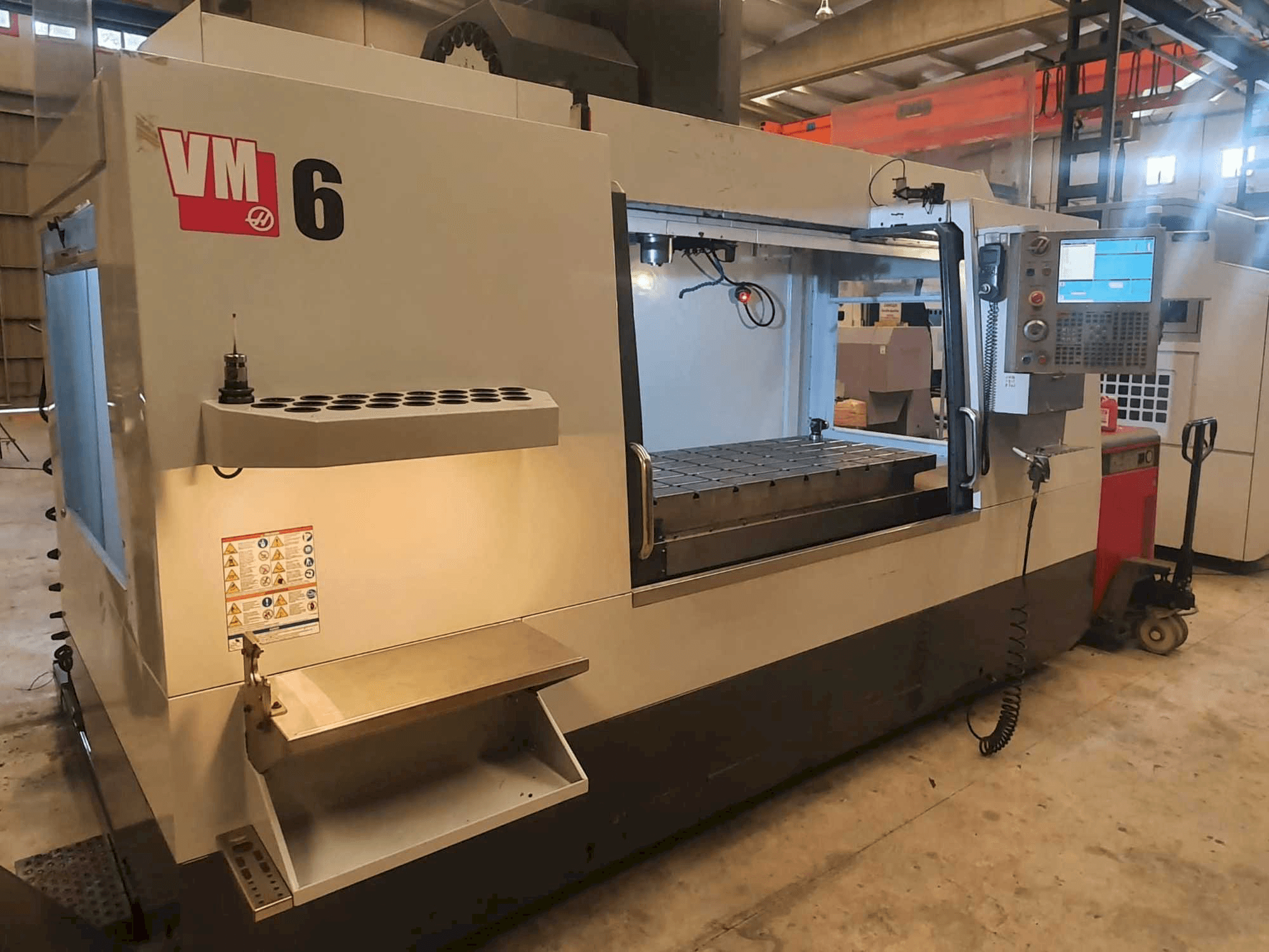 Frontansicht der HAAS VM6 Maschine