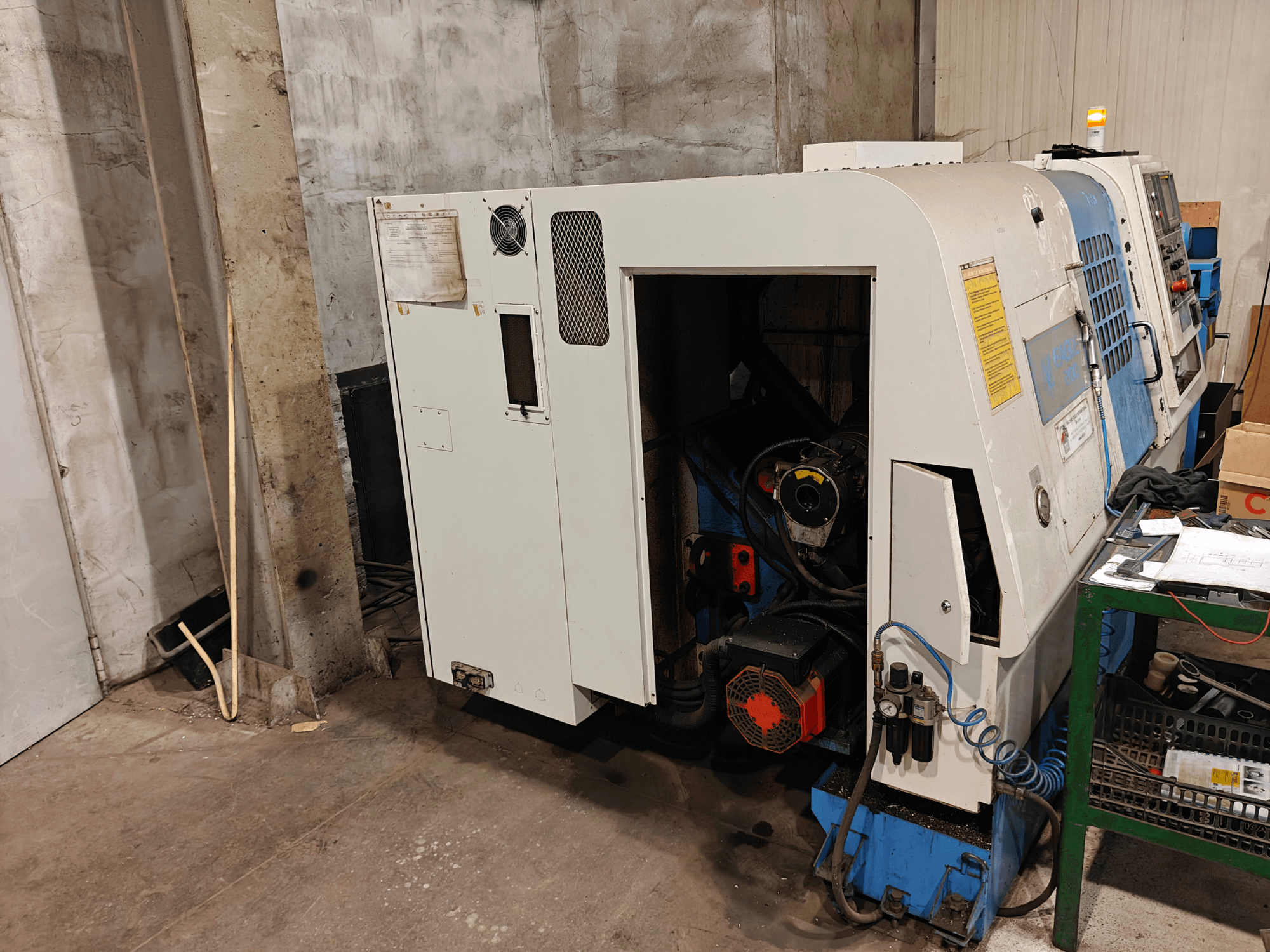 Vorderansicht einer Drehmaschine, Marke und Modell nicht angegeben, mit Bedienelementen und sichtbaren Motorteilen.