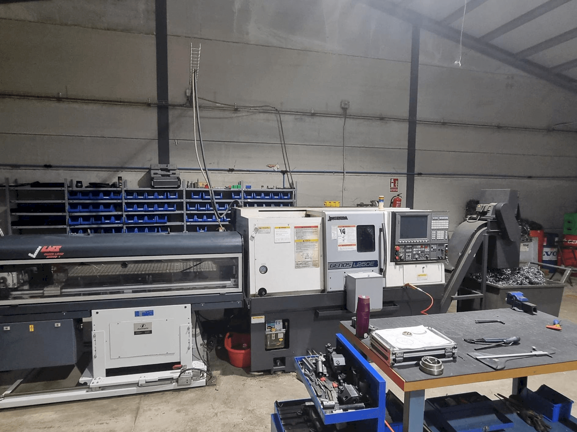 Frontansicht der Okuma L250E Maschine