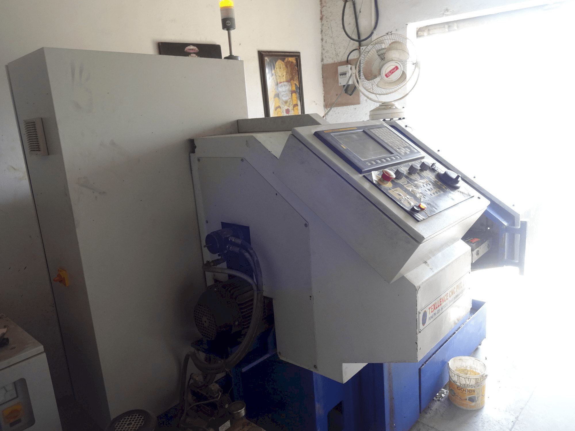 Linke Ansicht der Gedee Weiler CNC Maschine
