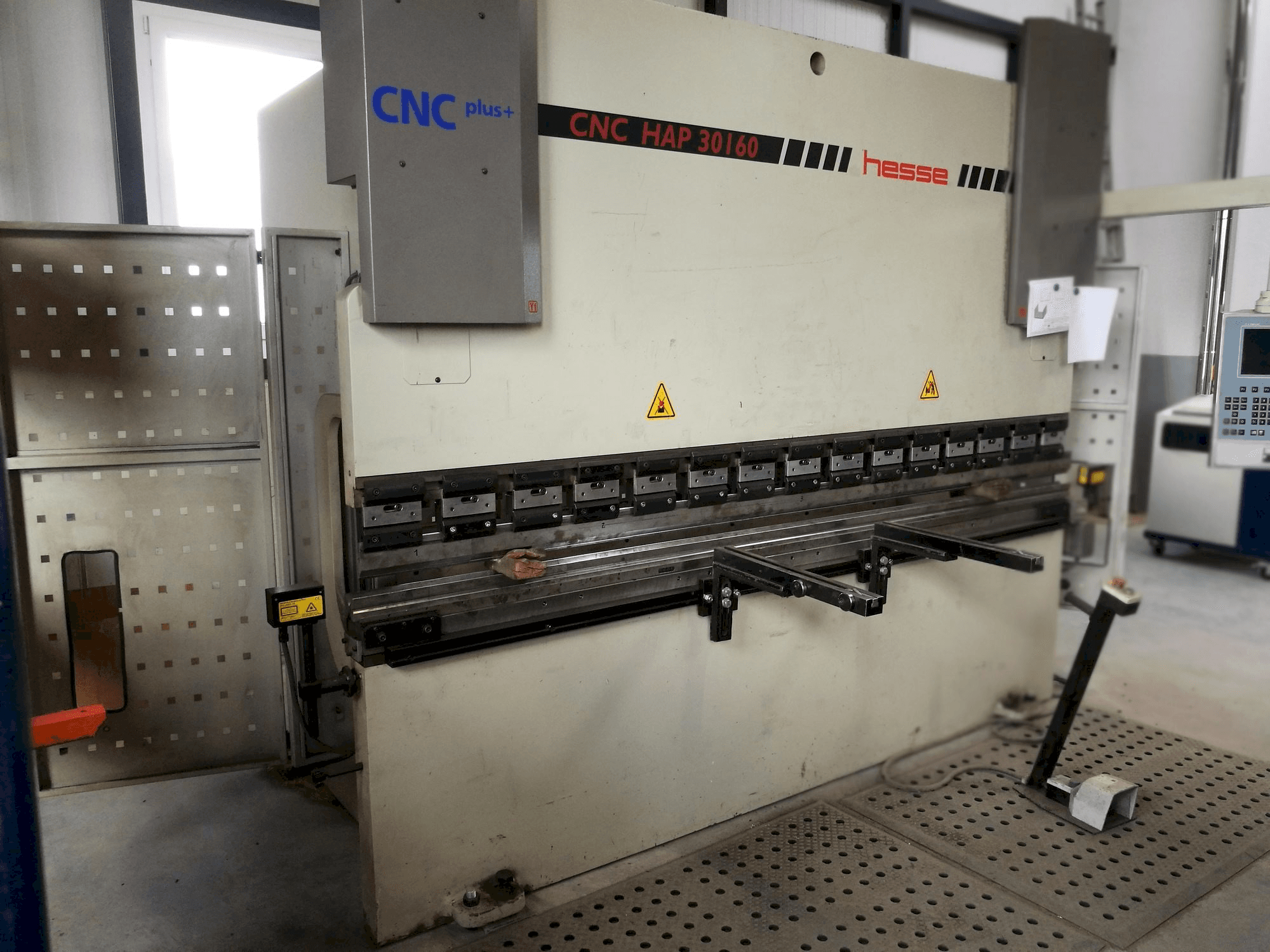 Frontansicht der Hesse CNC HAP 30160 Maschine