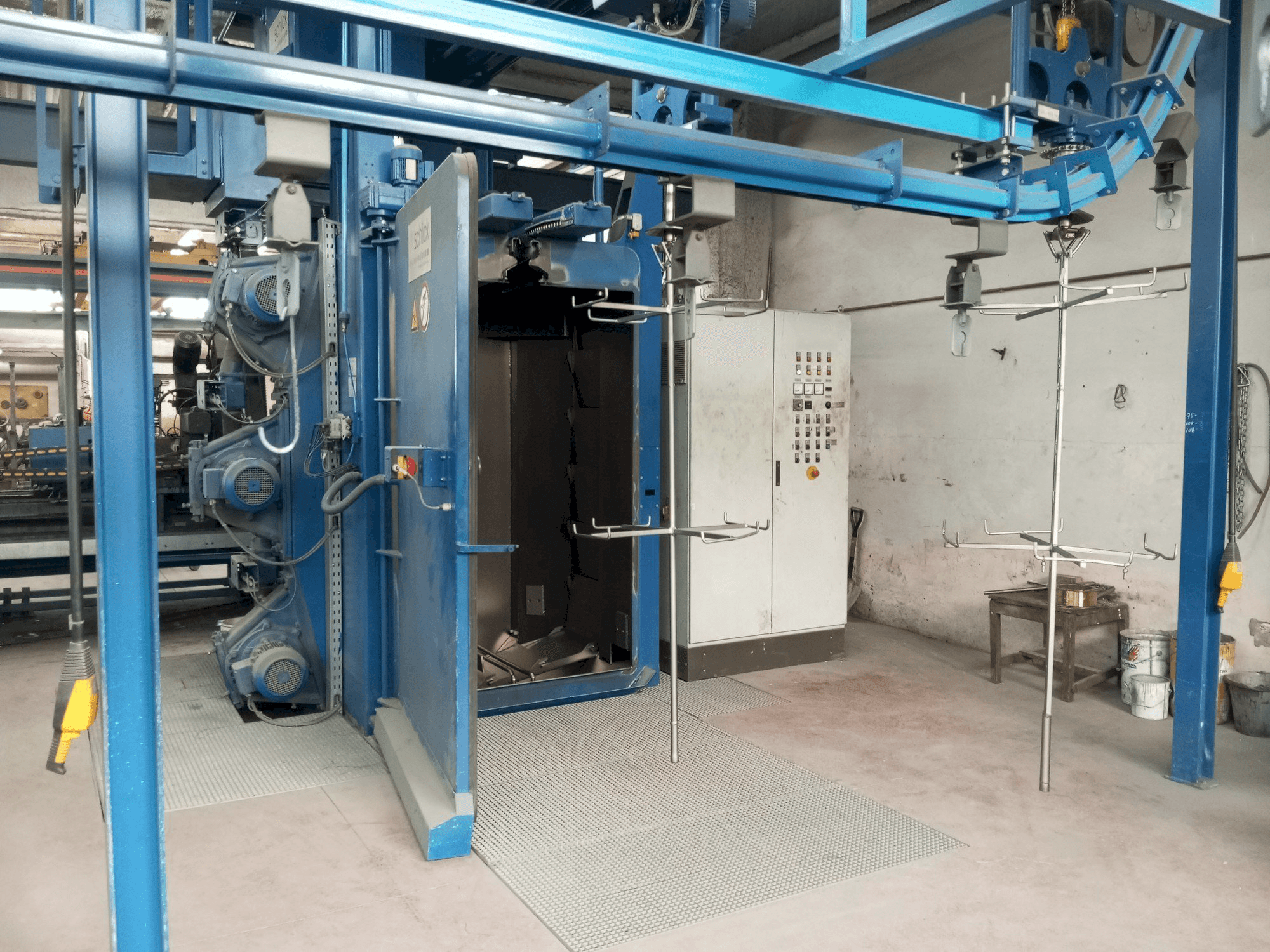 Frontansicht der WHEELABRATOR SCHLICK HB 12/20 Maschine