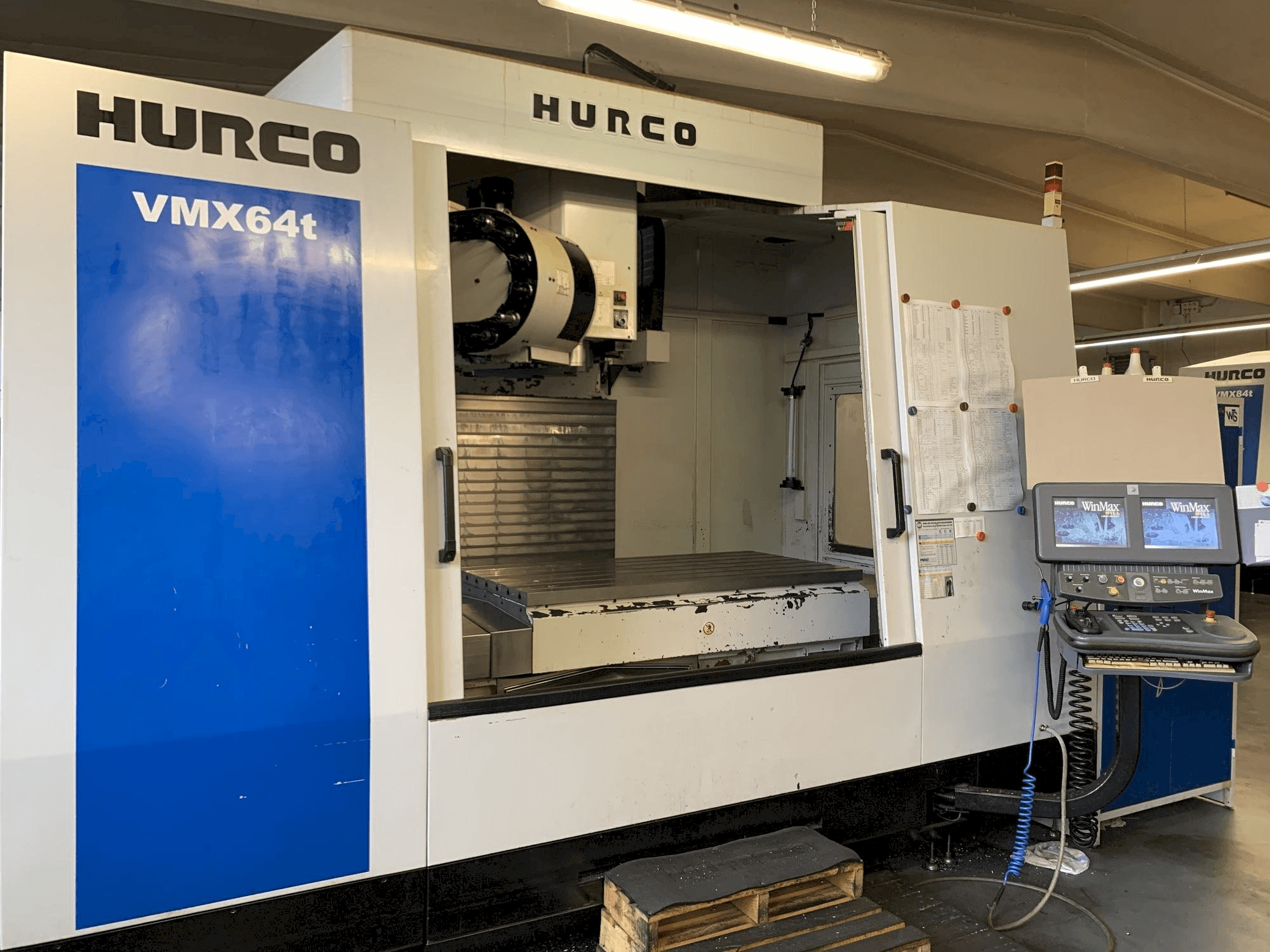 Frontansicht der Hurco VMX 64 T Maschine