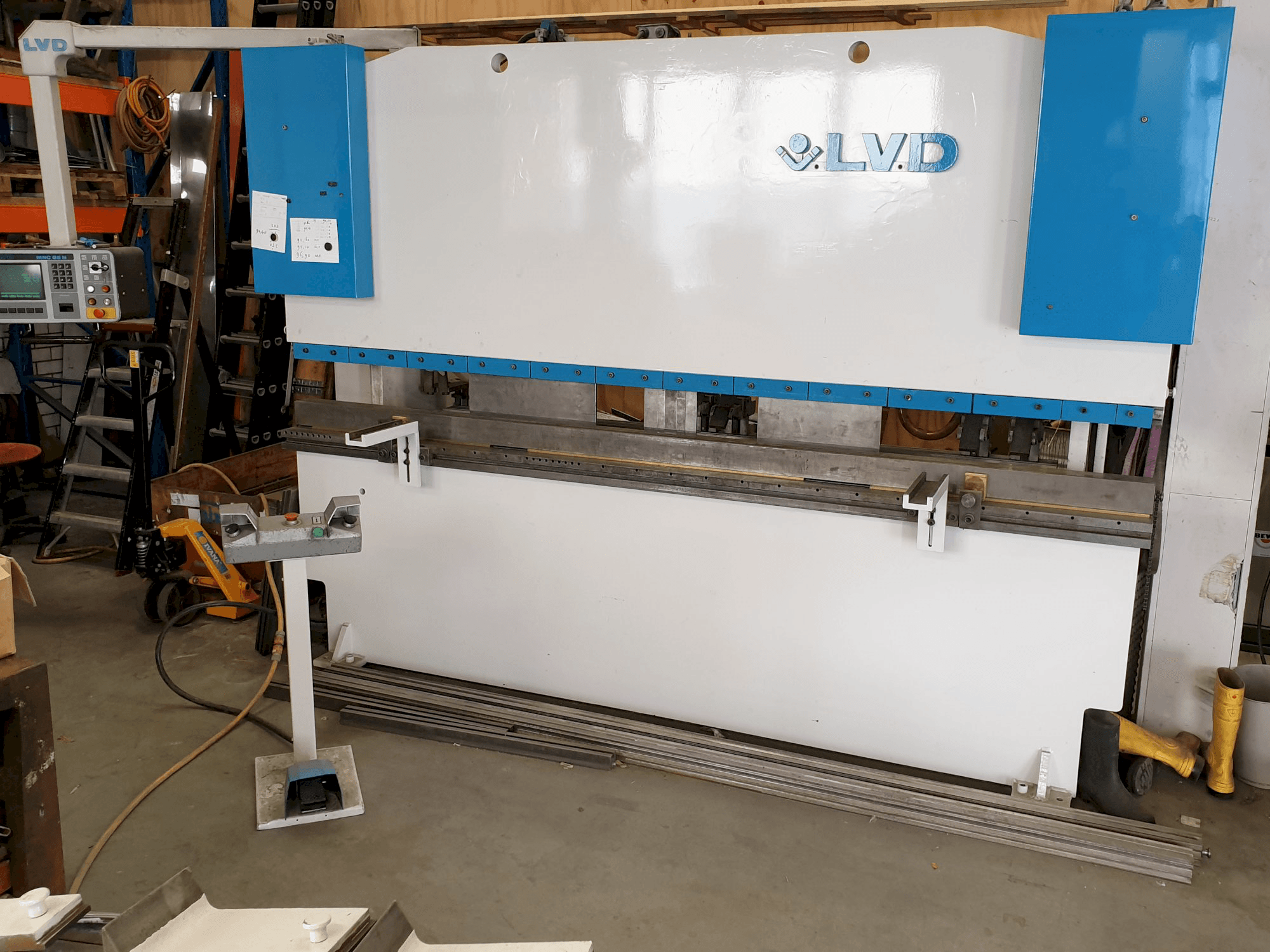 Rechte Ansicht der LVD PPI 135/30 Maschine