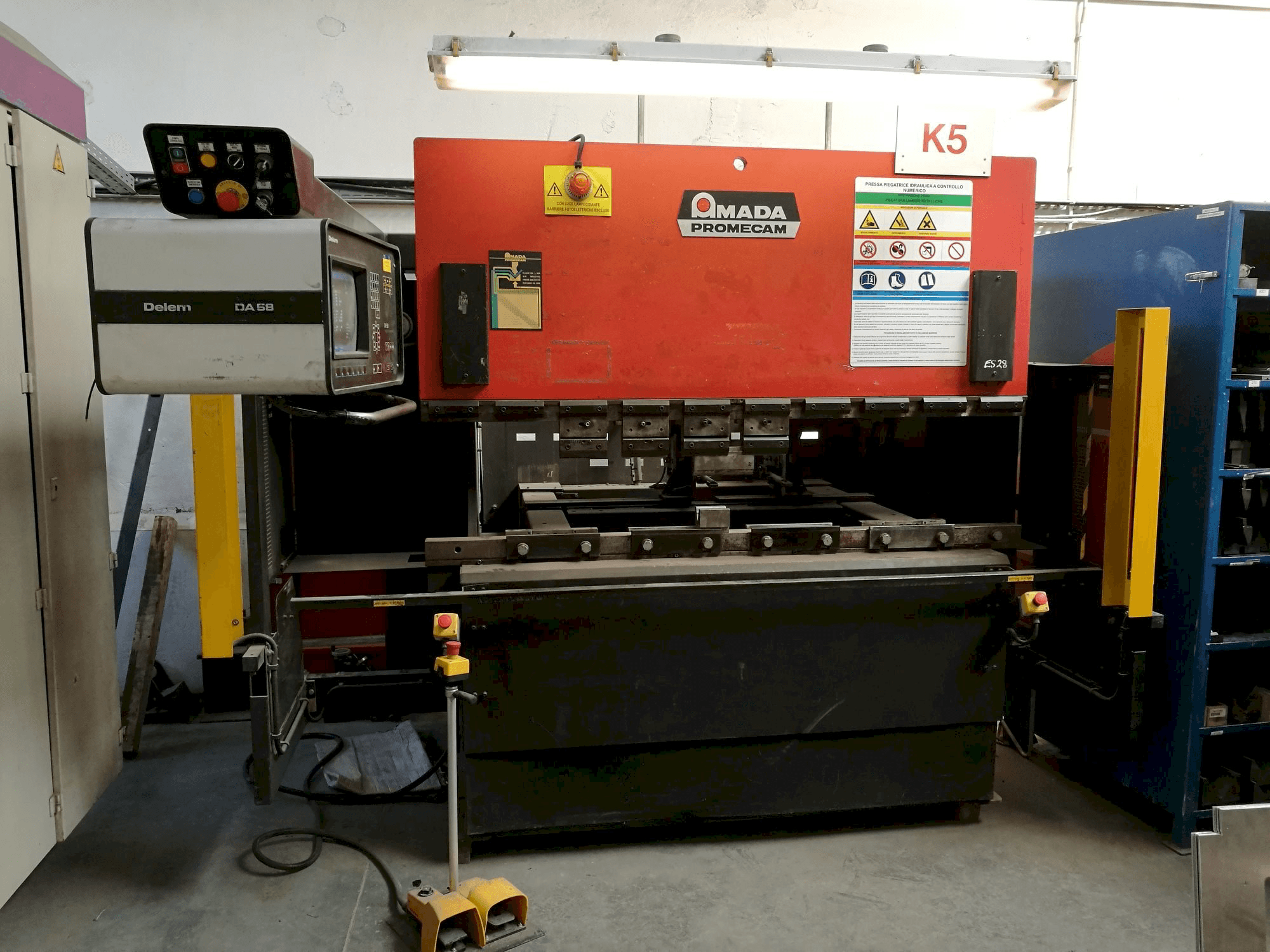 Frontansicht der AMADA ITPS 50/20 Maschine