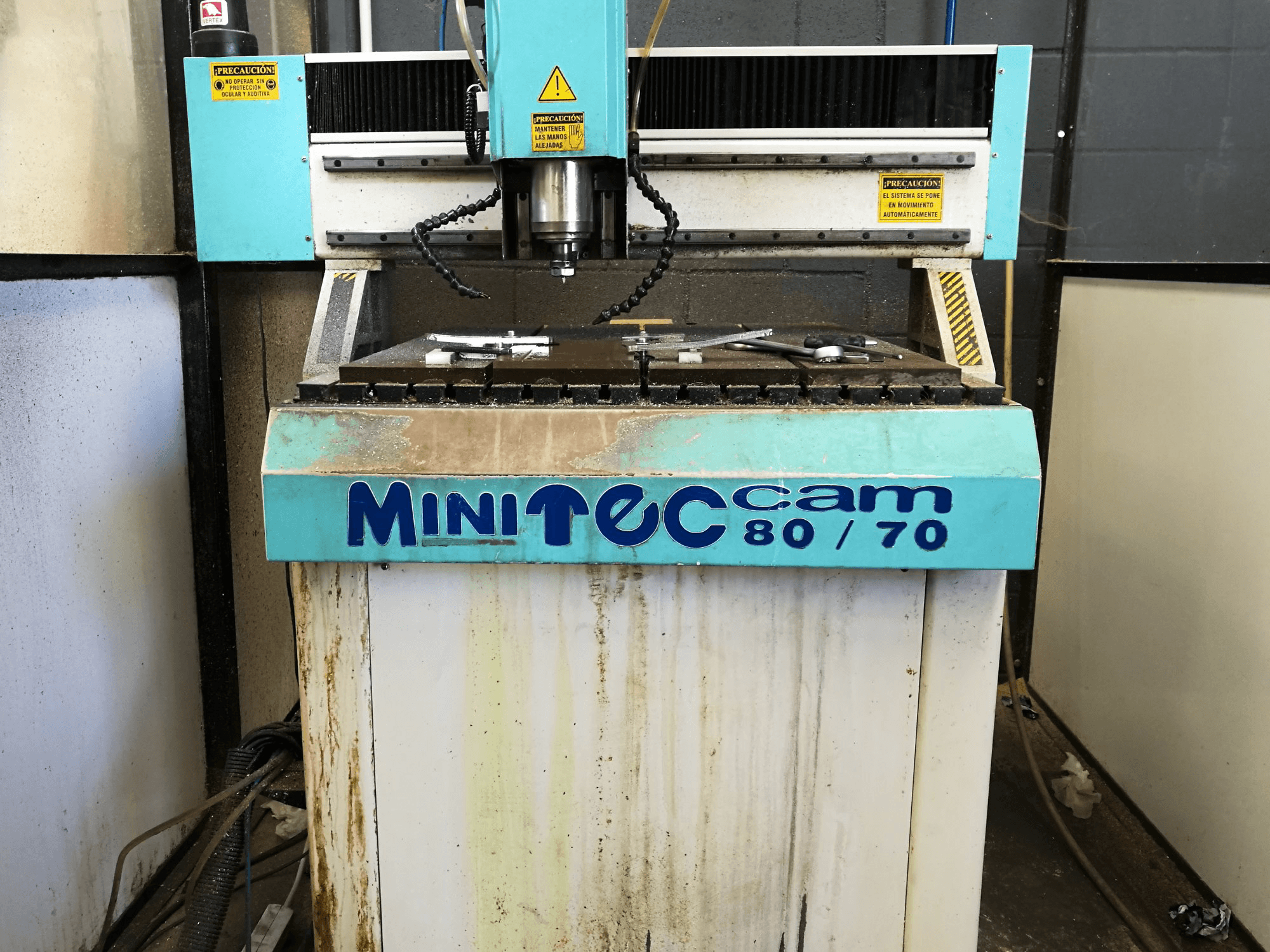 Frontansicht der Mini Teccam 8070 Maschine